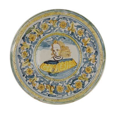 Alzata in ceramica Castelli XVII secolo, con figura al centro e decori florealiMisure: &Oslash; 26,0 cm