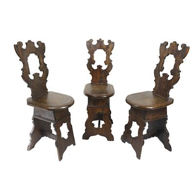 3 sgabelli, XVIII Secolo. 3 sgabelli in noce con piede e schienale "a lira" Misure: cm 105,5 x 