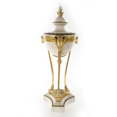 Antica cassolette. Cassolette con struttura a tripode, sostegni a foggia di teste di ariete e 