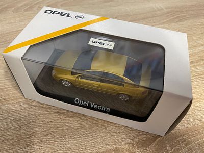 RARE OPEL VECTRA C SALOON DEALERS SPECIAL CASED AND BOXED