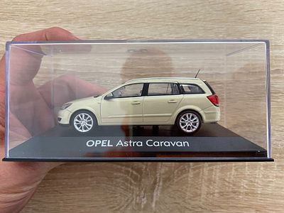 OPEL ASTRA CARAVAN CASED AND BOXED 1/43 . OPEL ASTRA CARAVAN CASED AND BOXED 1/43
