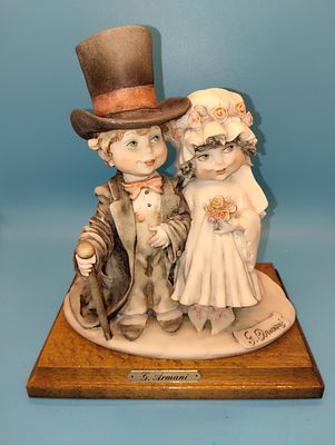NICE G ARMANI ITALIAN COUPLE FIGURINE ON WOODEN BASE SIGNED