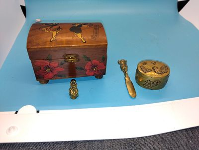 VERY NICE COLLECTORS LOT INCLUDING BRASS PILL BOX, WOODEN TRINKET BOX ETC