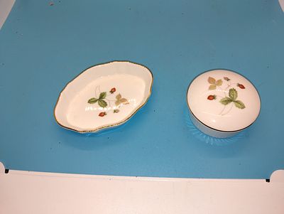 VERY NICE WEDGEWOOD LIDDED POT AND TRINKET DISH