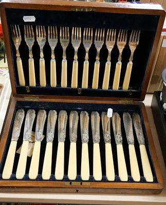 VERY NICE Mahogany Canteen of 12 Silver Plated Fish Knives, Forks and Servers. VERY NICE 