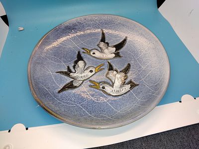 VERY NICE BIRD DESIGNED DISPLAY PLATE SIGNED TO BACK