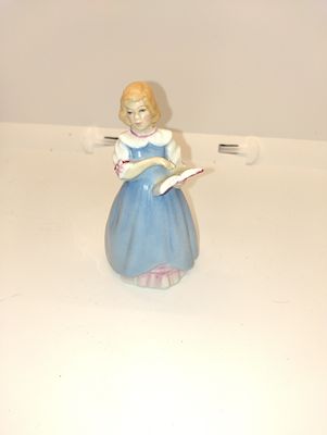 NICE ROYAL DOULTON FIRST RECITAL HN 3652 FIGURE