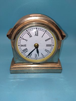 VERY NICE HEAVY METAL BATTERY OPERATED MANTLE/DESK CLOCK