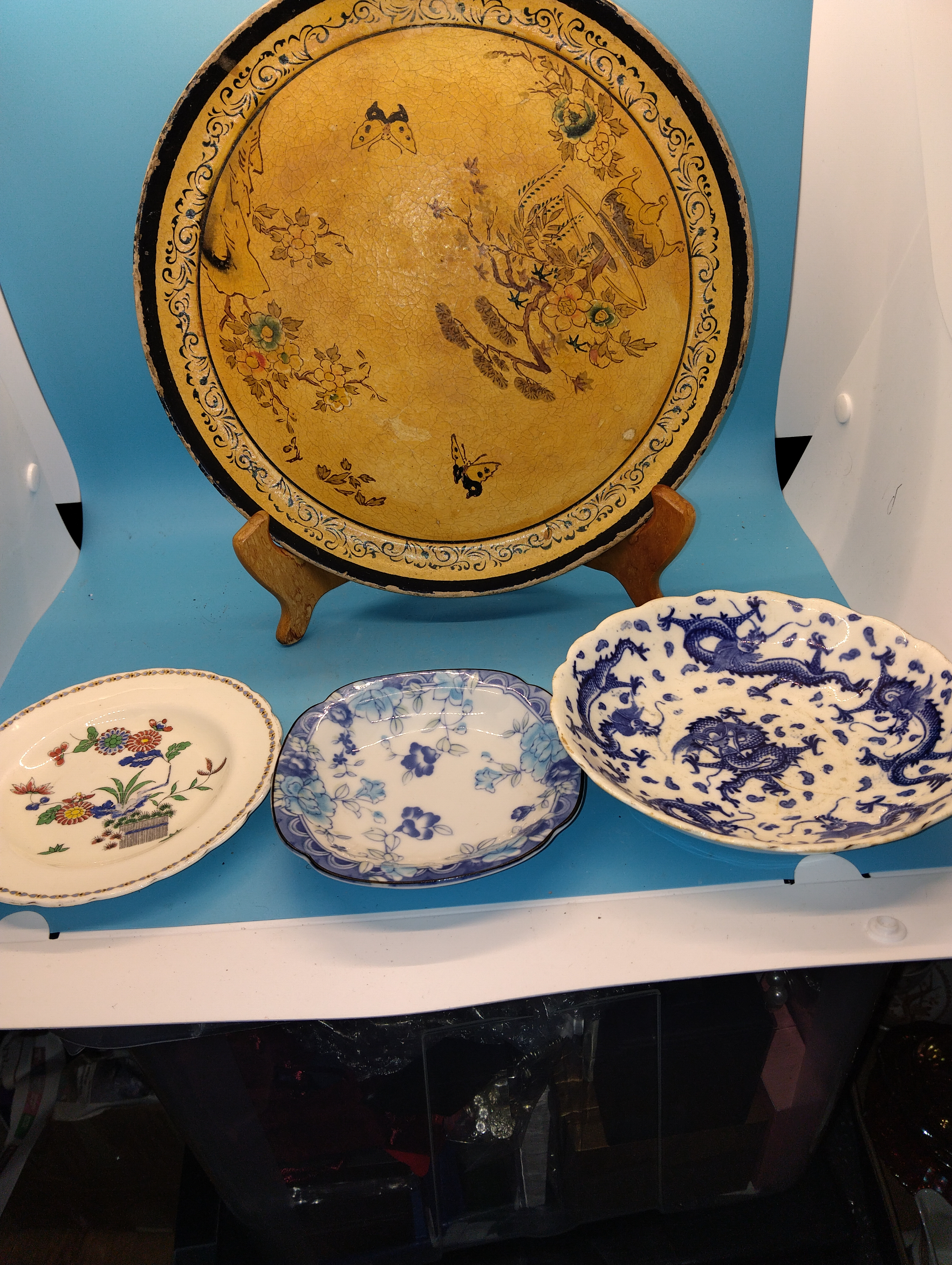 NICE SELECTION OF VINTAGE CERAMICS AND PAPERMACHE STYLE PLATE