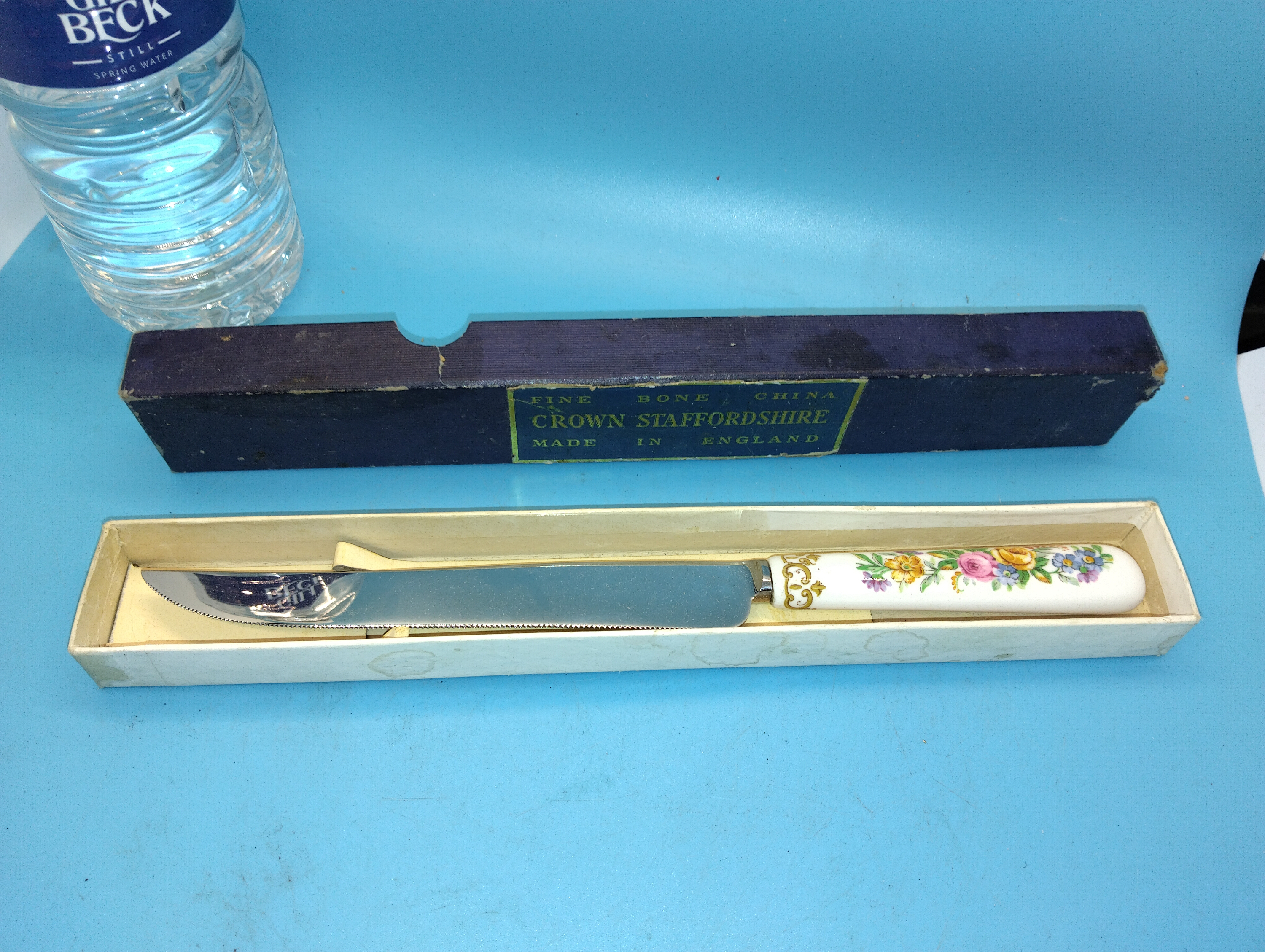NICE CROWN STAFFORDSHIRE BOXED CERAMIC HANDLED CAKE KNIFE
