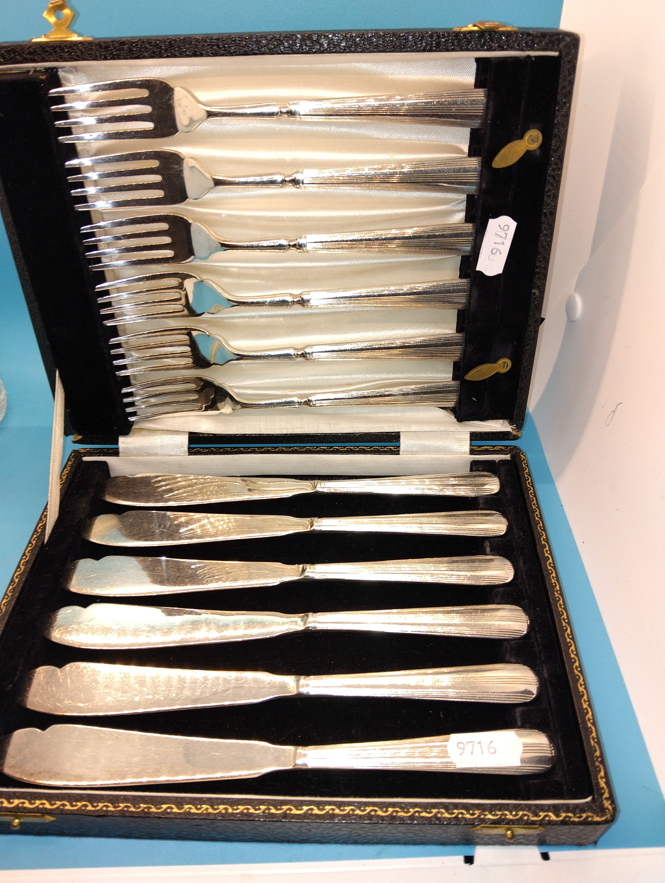 NICE BOXED SET OF FISH KNIFES AND FORKS Box a little loose at hinge