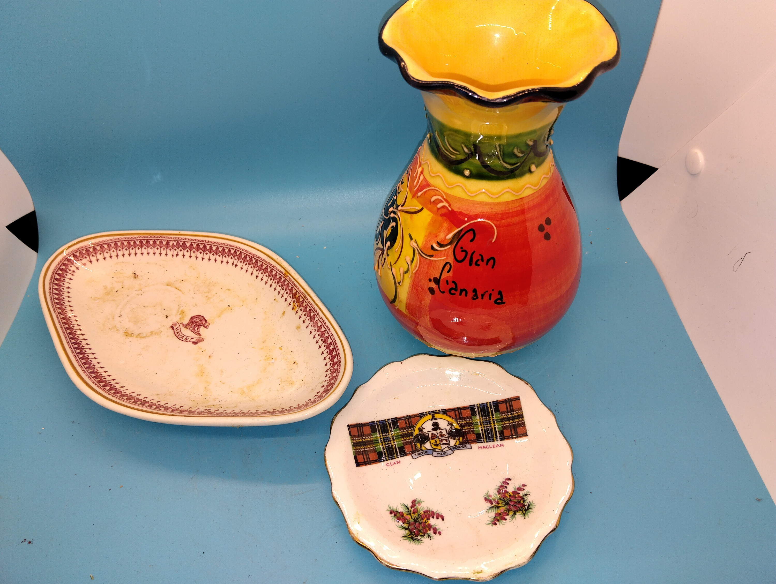 THREE PIECES OF CHINA AND POTTERY