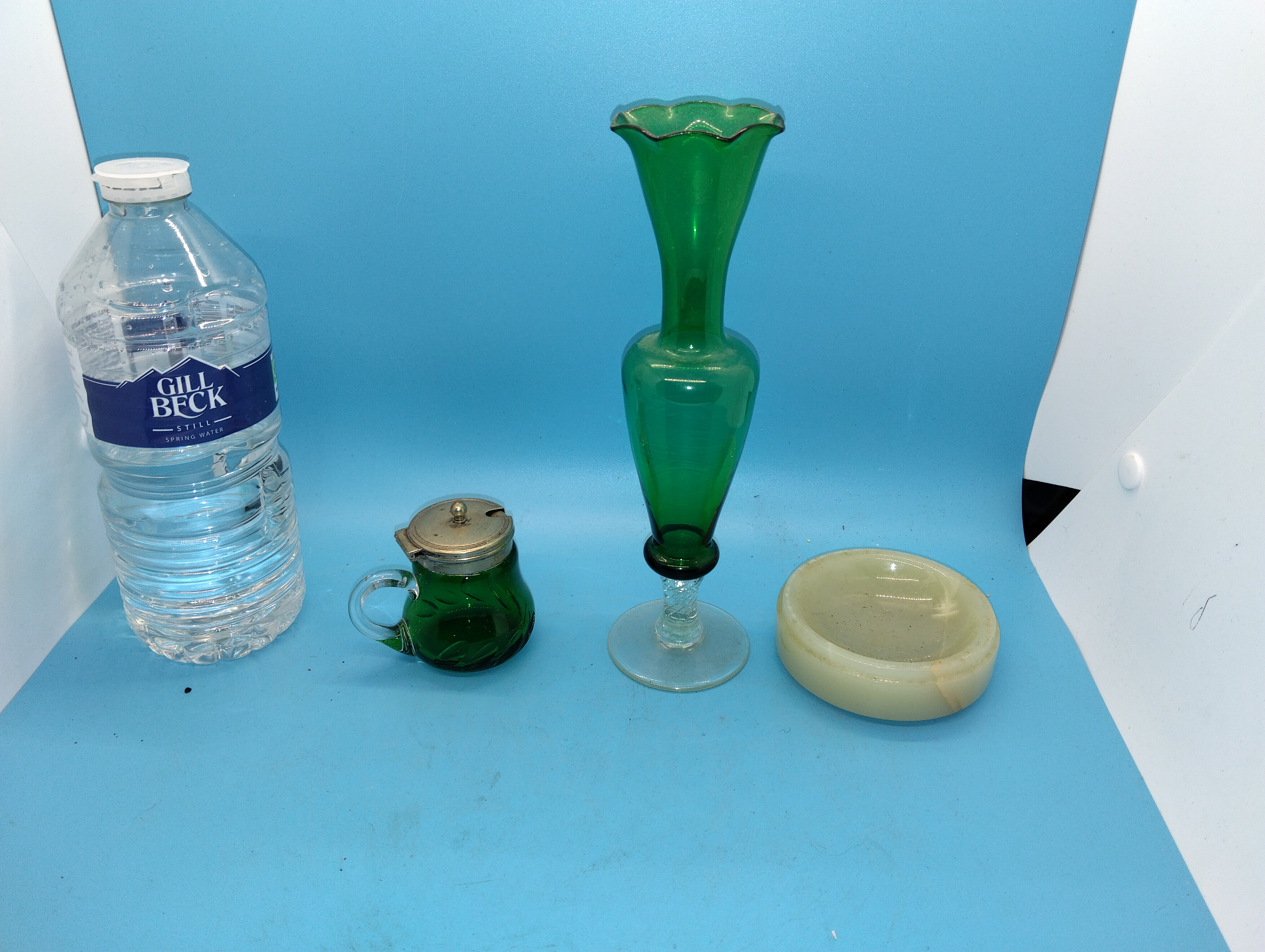 NICE VINTAGE COLLECTION OF GLASS AND ALIBASTER, INCLUDING VASE, HINGED JUG ETC