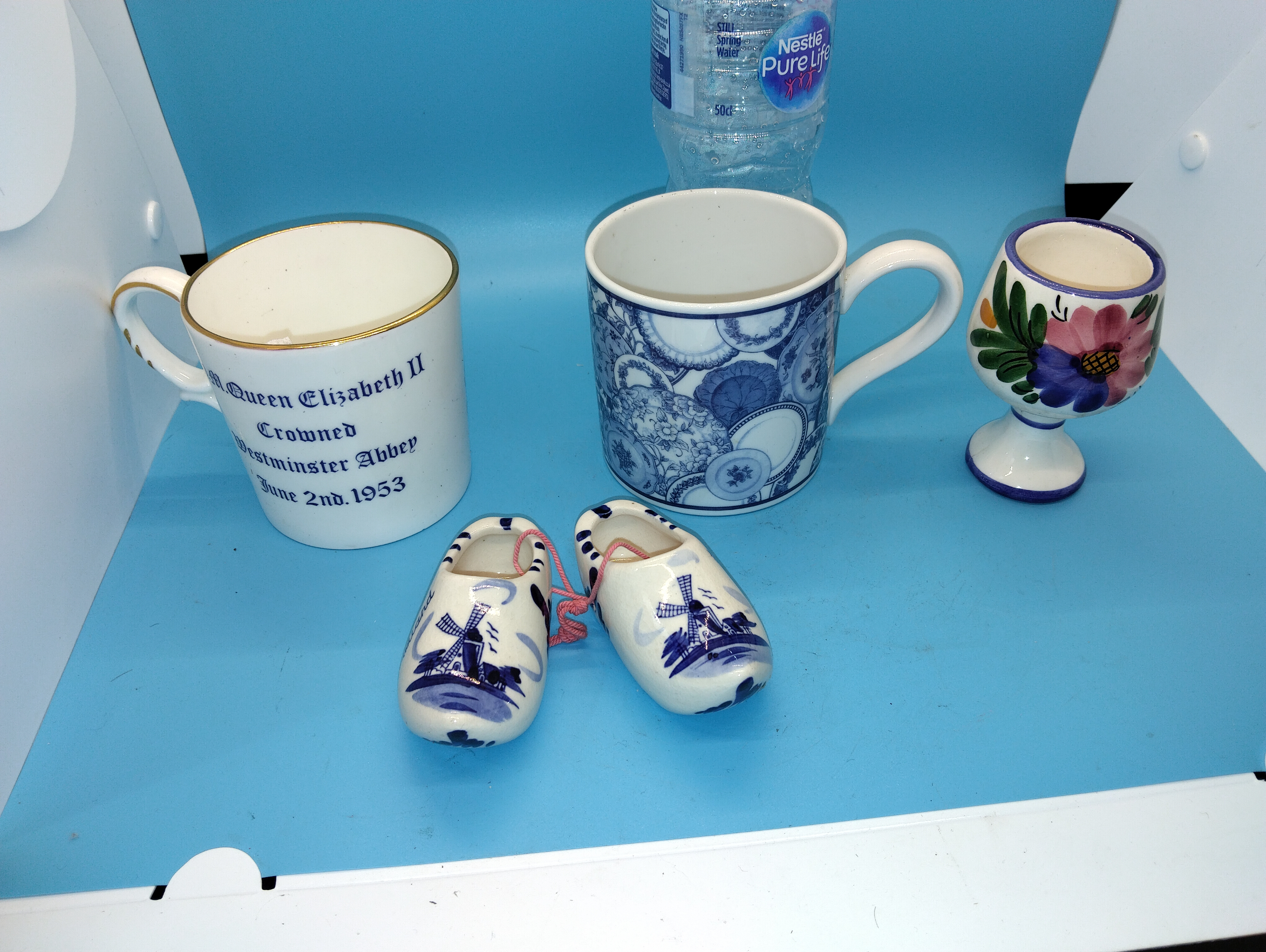 NICE COLLECTION OF CHINA PIECES INCLUDING WEDGWOOD MUG, ROYAL MUG, DUTCH CLOGS AND EGG CUP