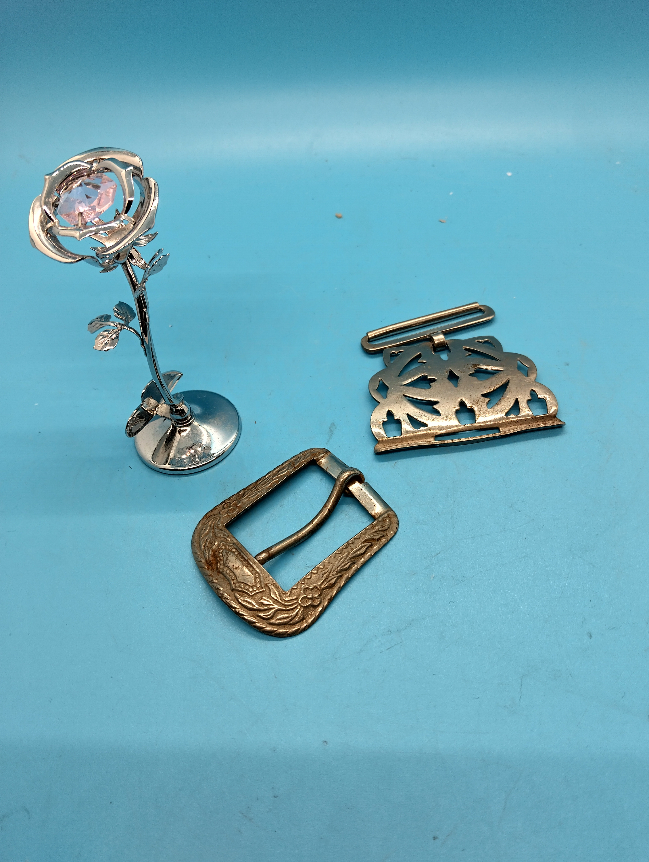 NICE COLLECTORS LOT AN CRYSTAL FLOWER WHITE METAL BUCKLE AND WHITE METAL BELT BUCKLE