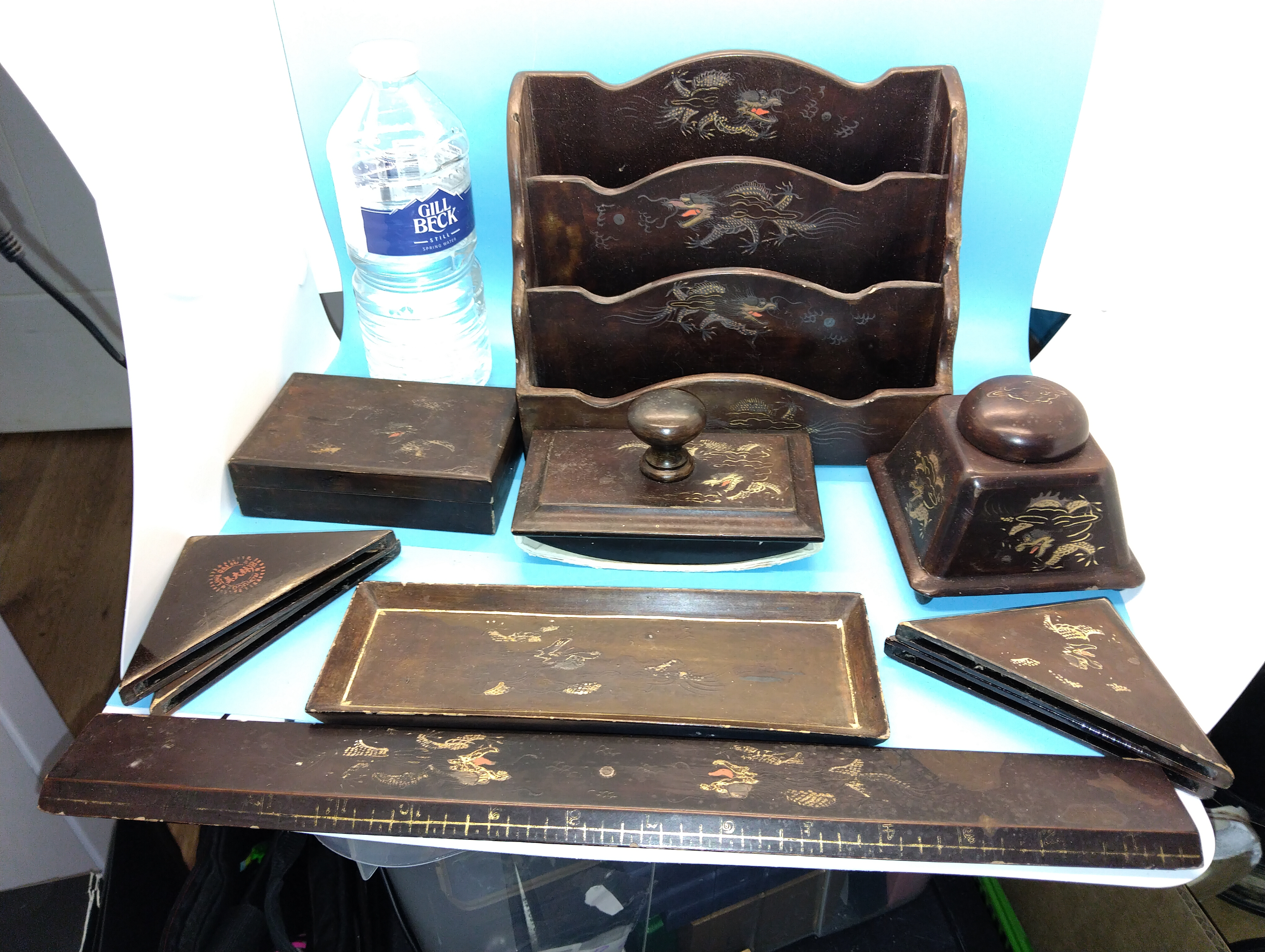 VERY NICEVINTAGE WOODEN 7Pce DESK SET ORIENTAL DESIGN INCLUDING INK WELL WITH GLASS INSERT AND BLOTTER CORNERS ETC
