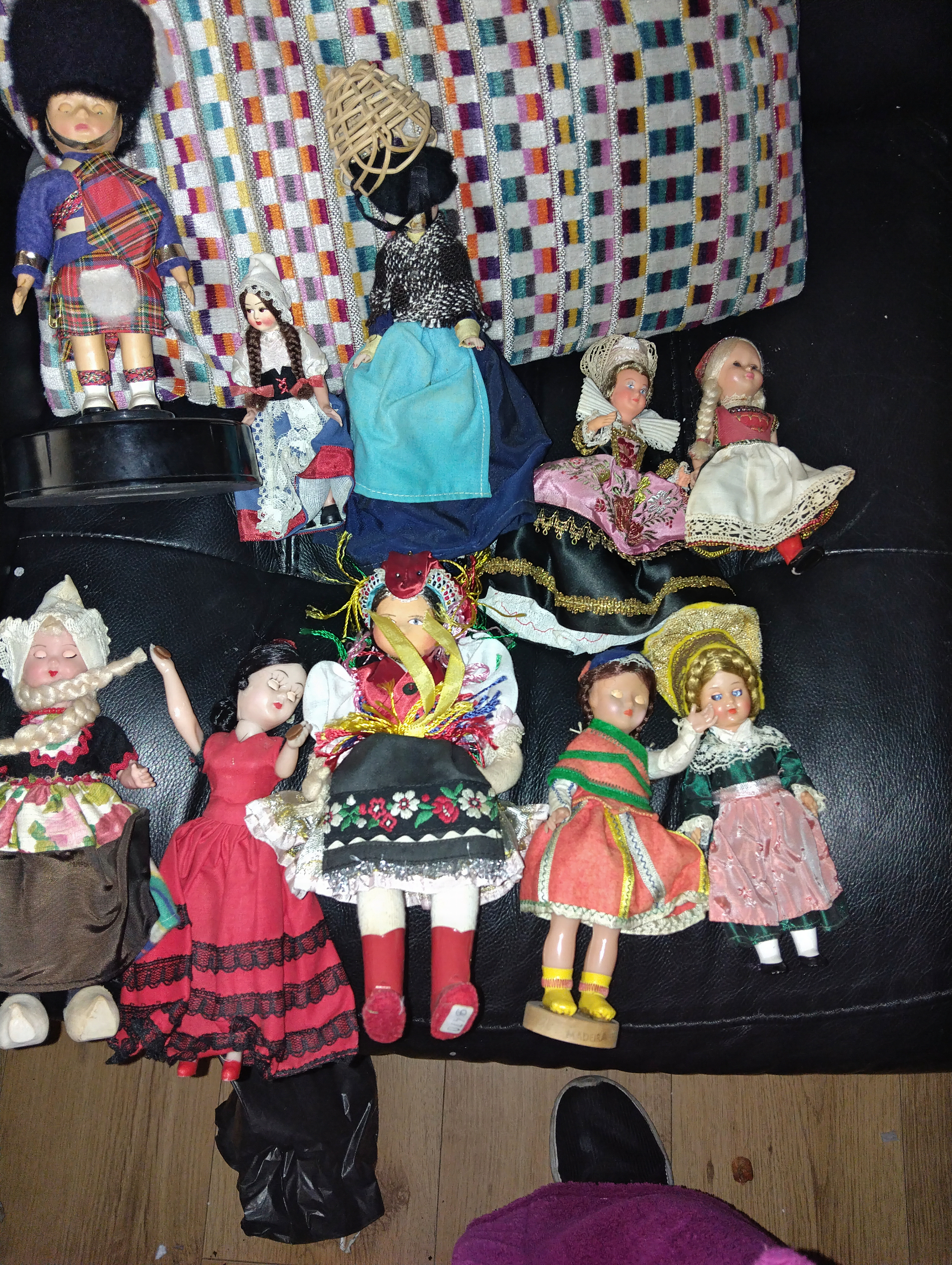 NICE COLLECTION OF VINTAGE DOLLS OF THE WORLD