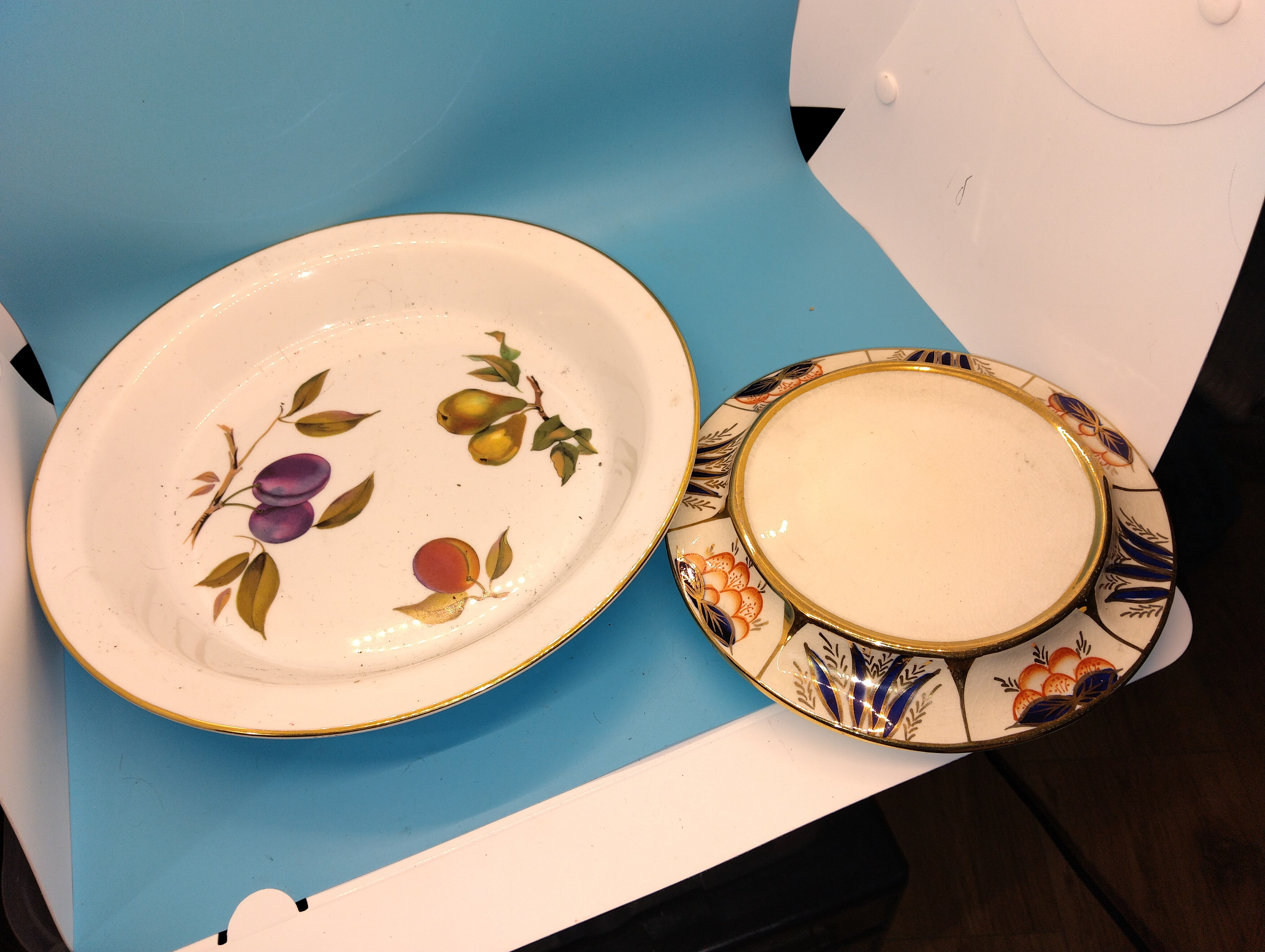 GOOD CONDITION NICE DUCHESS TEA POT STAND AND AN ROYAL WORCESTER DISH
