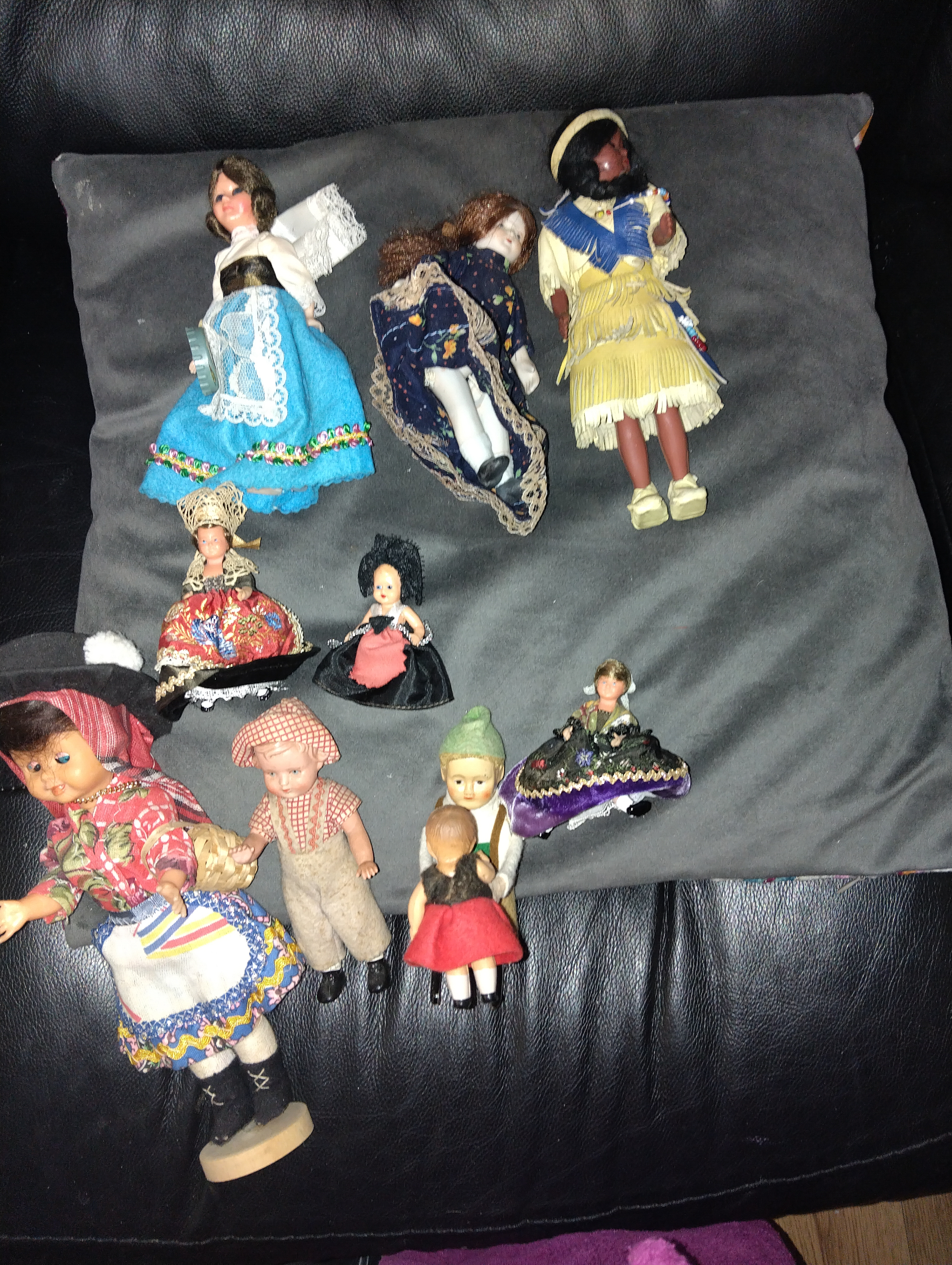 NICE SELECTION OF DOLLS OF THE WORLD