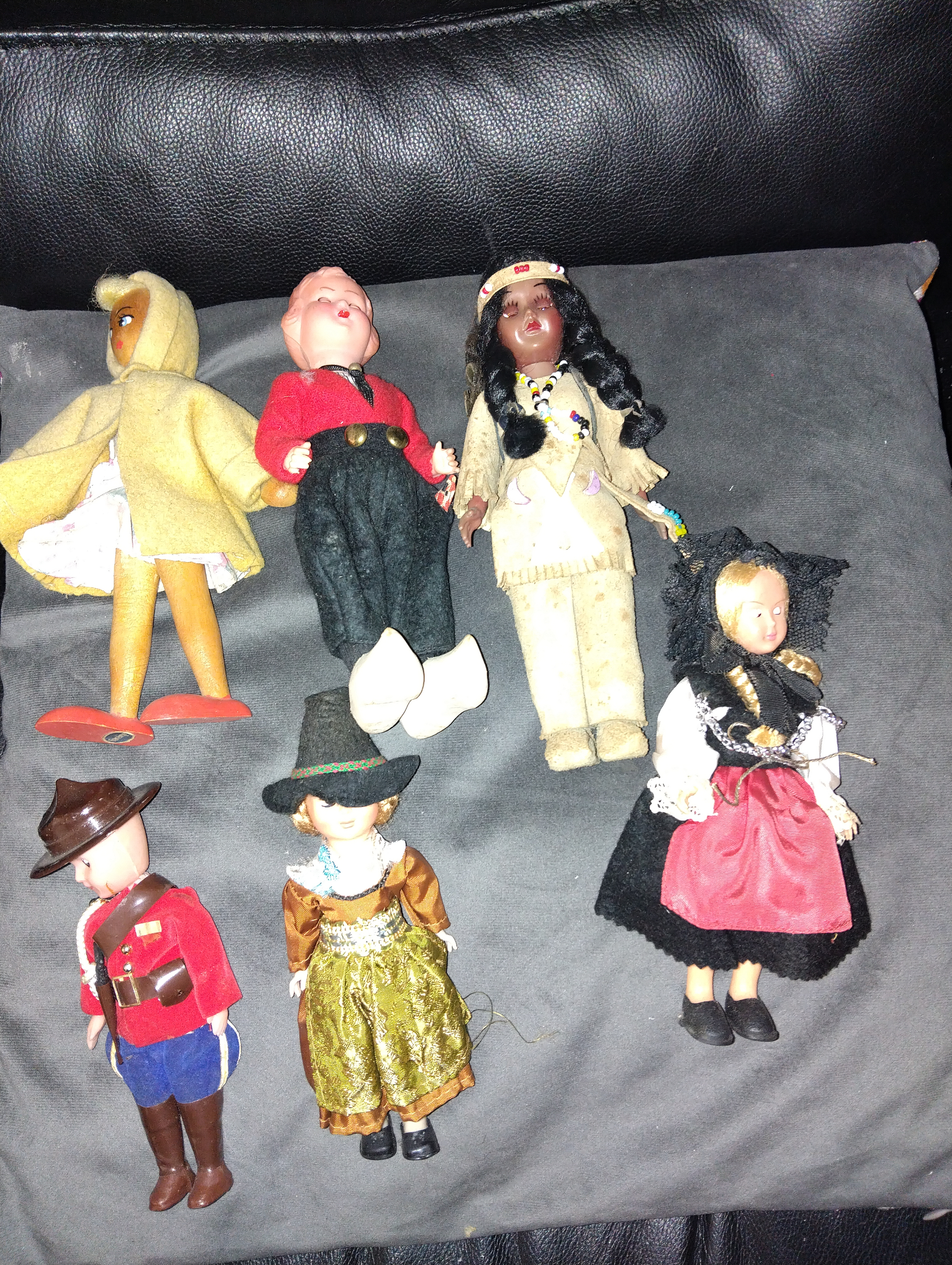 NICE SELECTION OF DOLLS OF THE WORLD