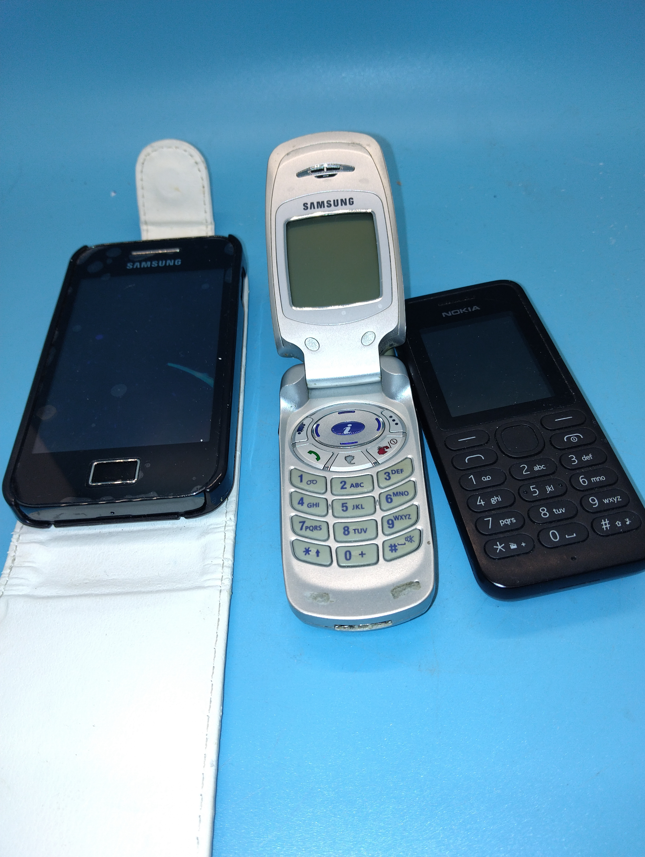SELECTION OF THREE MOBILE PHONES CASED SAMSUNG WORKING NO CHARGERS FOR OTHER TWO