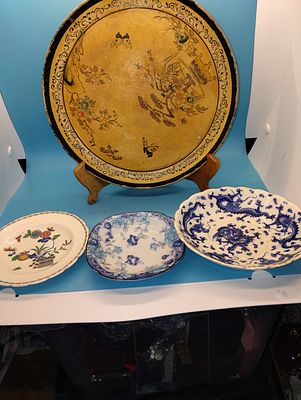 NICE SELECTION OF VINTAGE CERAMICS AND PAPERMACHE STYLE PLATE