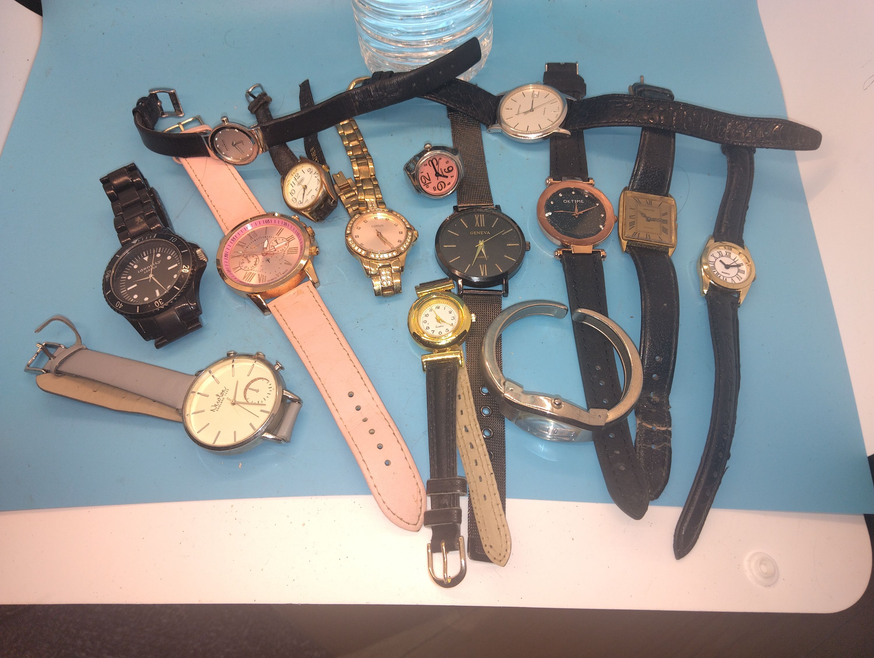 SELECTION OF VINTAGE & MODERN WATCHES