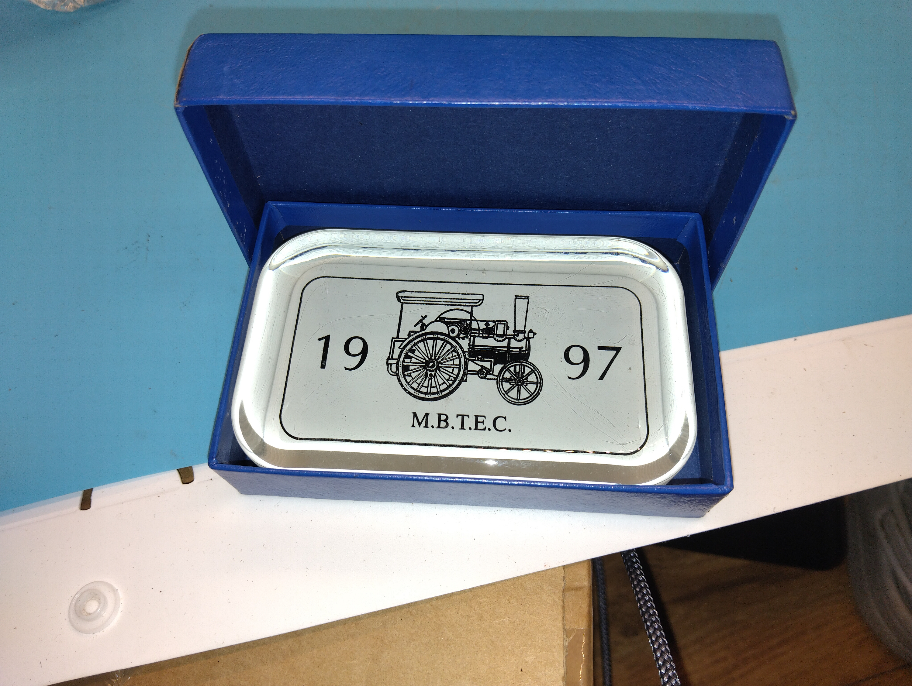 VERY NICE BOXED 1997 GLASS STEAM WAGON PAPERWEIGHT