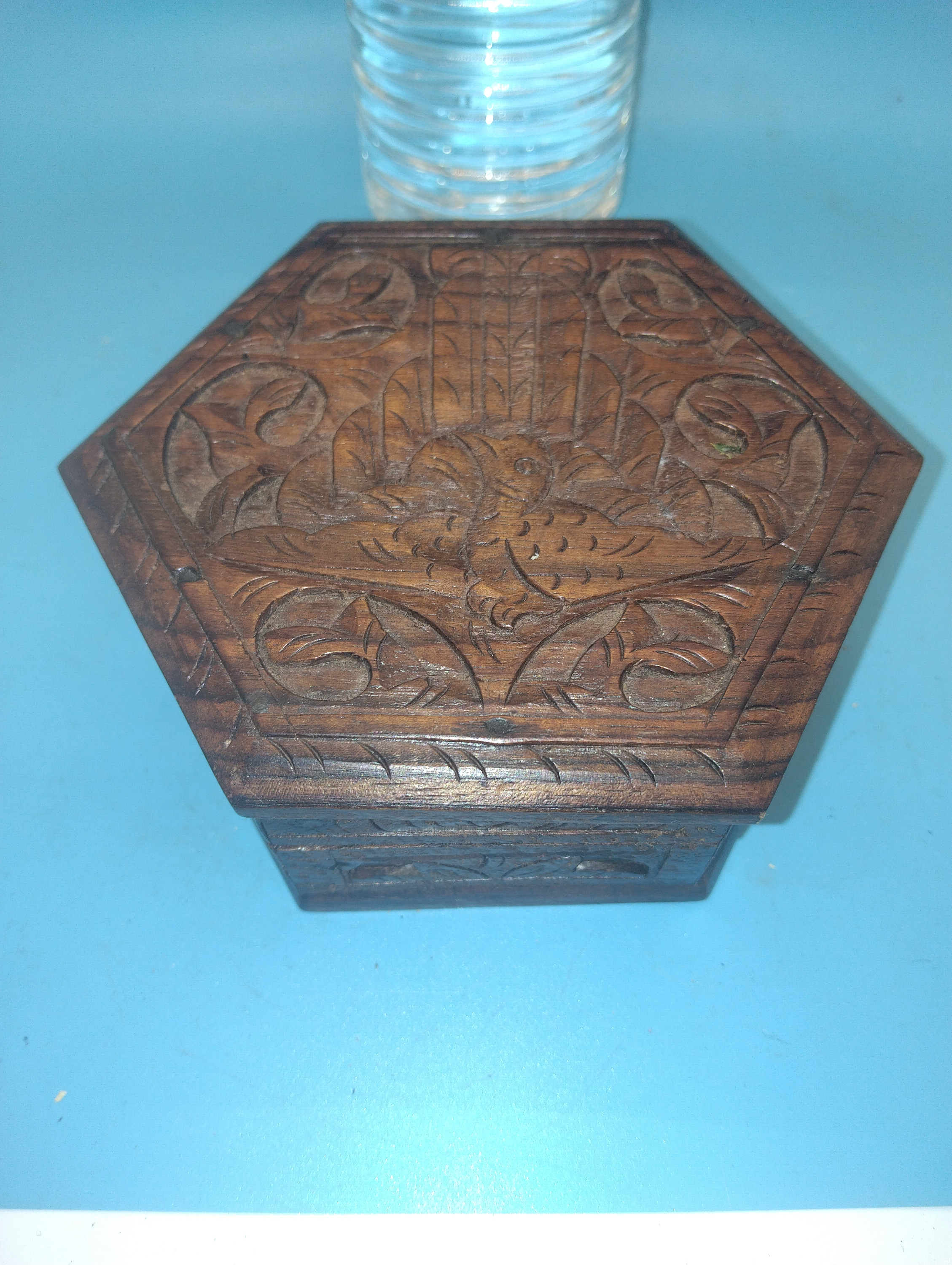 NICE HEXAGON SHAPED TRINKET/JEWELLERY BOX WITH BIRD DESIGN