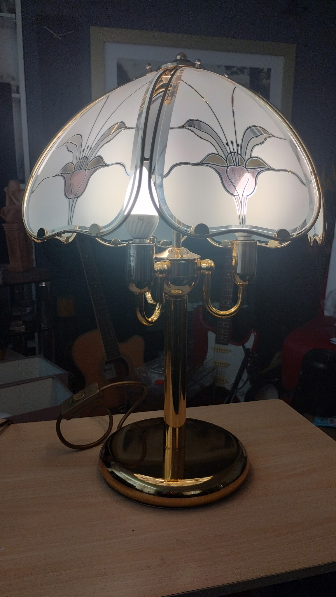 VERY NICE GOLD TONE TABLE LAMP FULLY WORKING