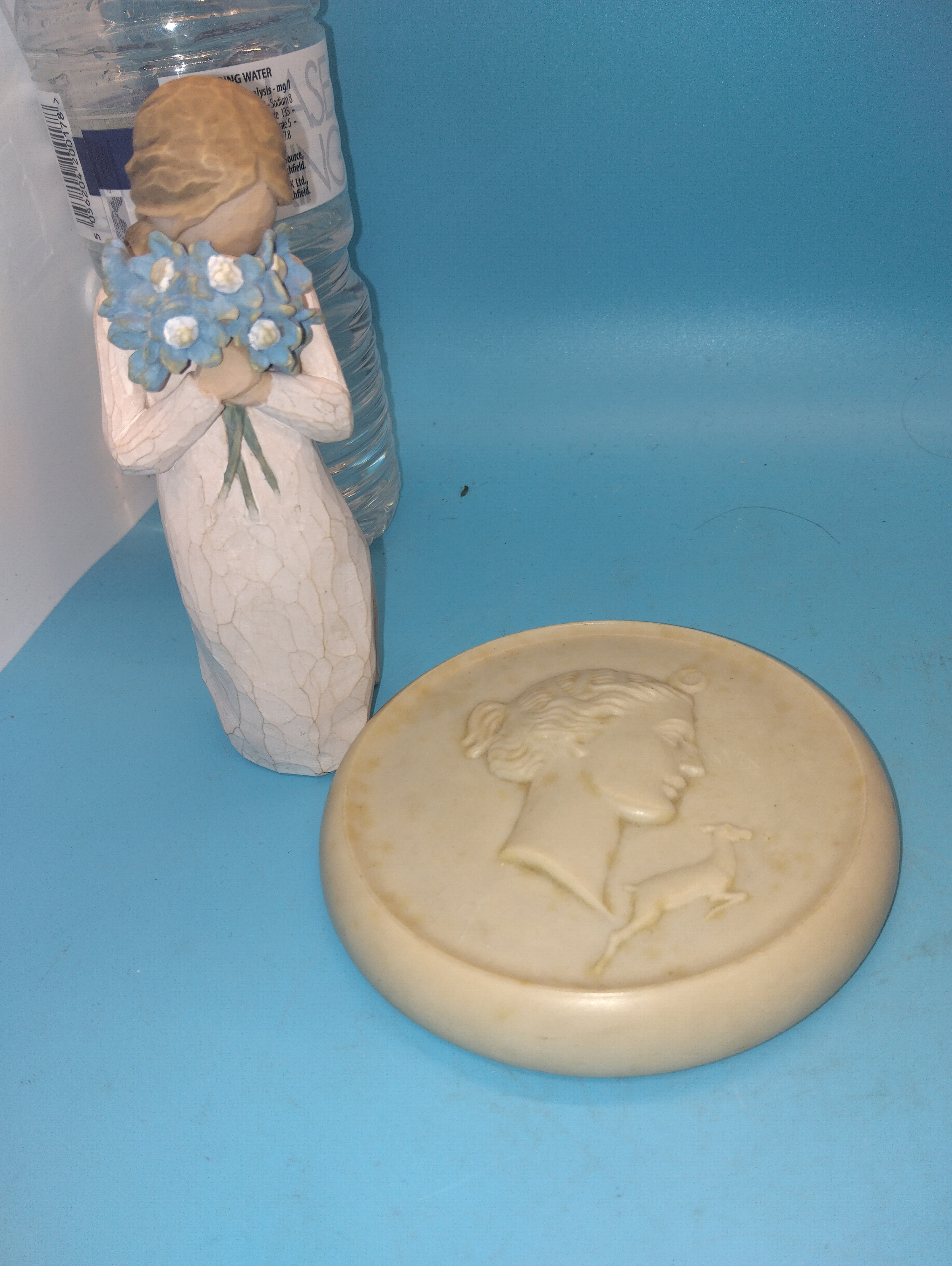 WILLOW TREE FORGET ME KNOT FIGURE AND VINTAGE PLATIC PLAQUE