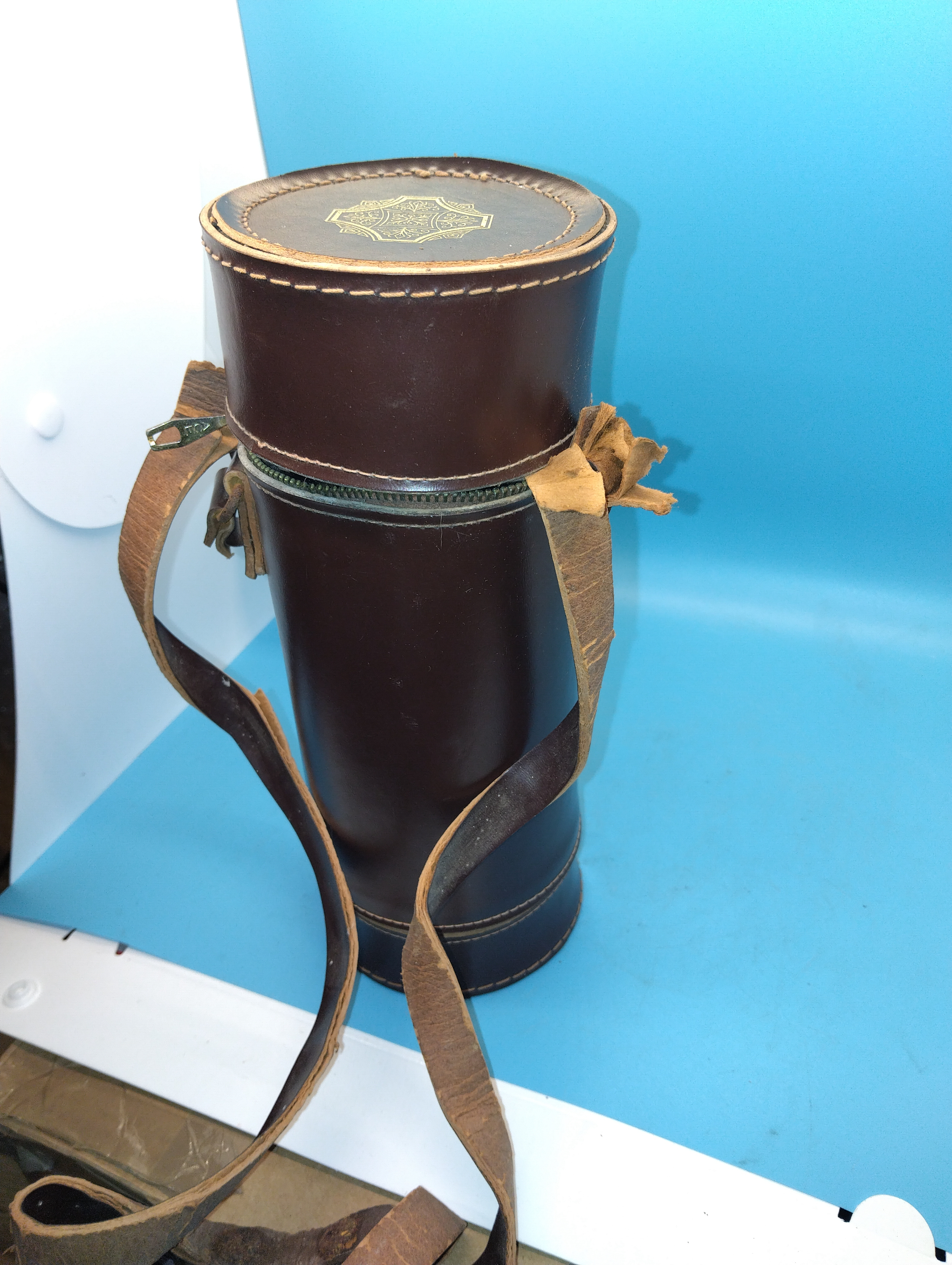 VINTAGE LEATHER CASED TRIO FLASK HOLDER WITH 3 GLASS FLASKS AND THREE DRINKING VESSELS