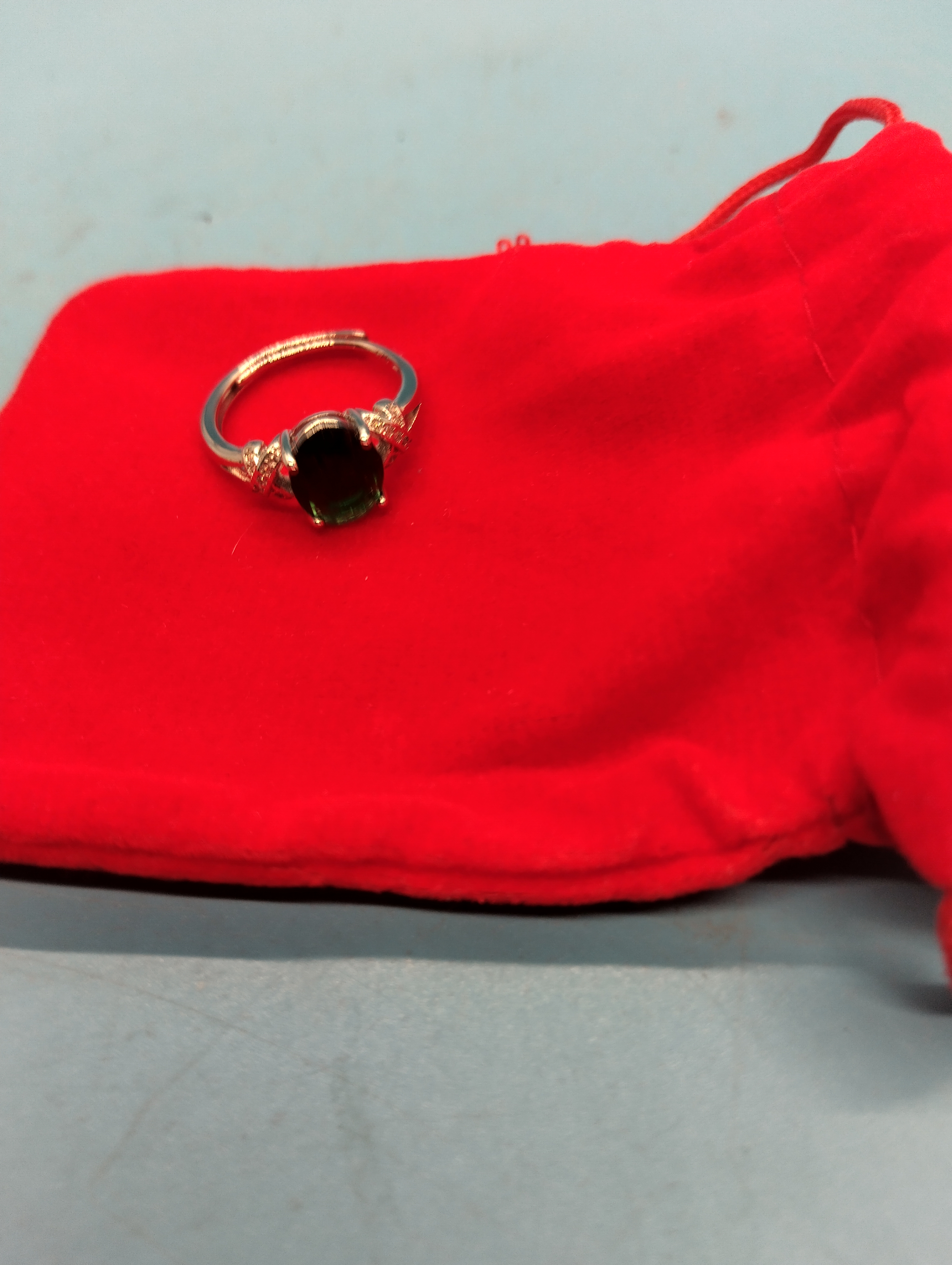A NEW LOVELY SILVER RING IN GREEN WITH PRESENTATION POUCH