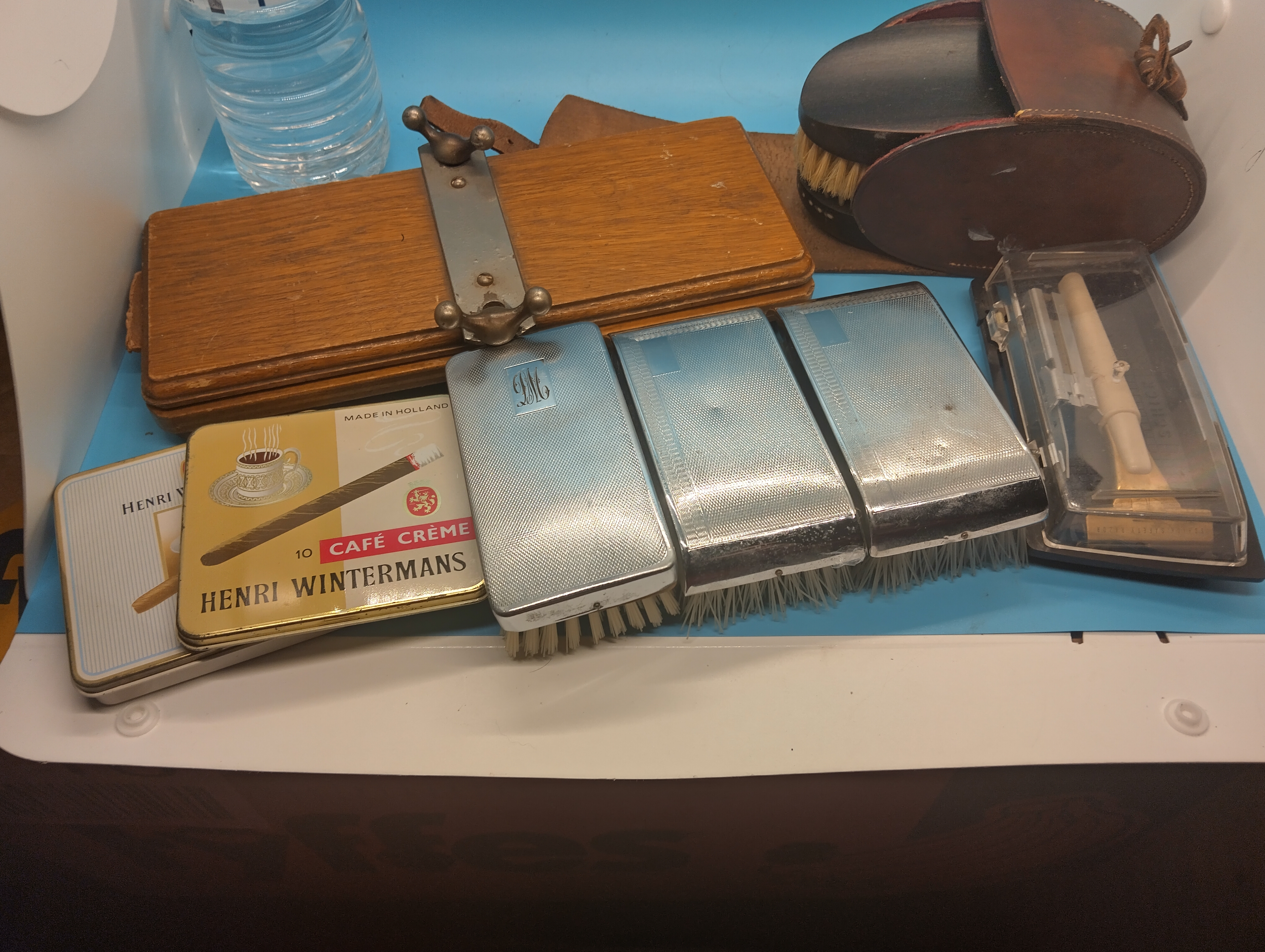 LARGE COLLECTION OF GENTS GROOMING ITEMS AND TIE PRESS