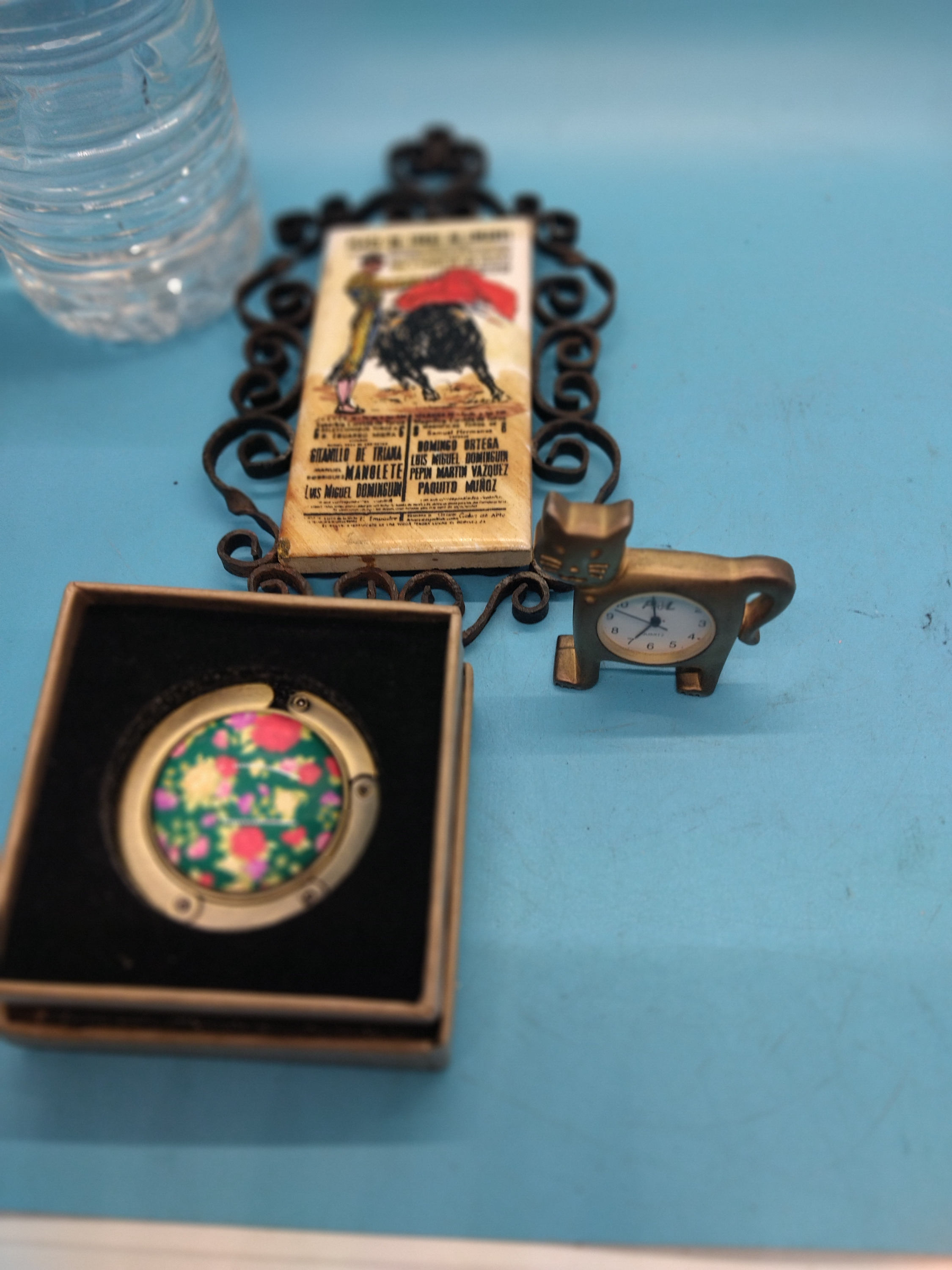 A NICE VINTAGE COLLECTORS LOT INCLUDING SMALL CAT CLOCK ETC