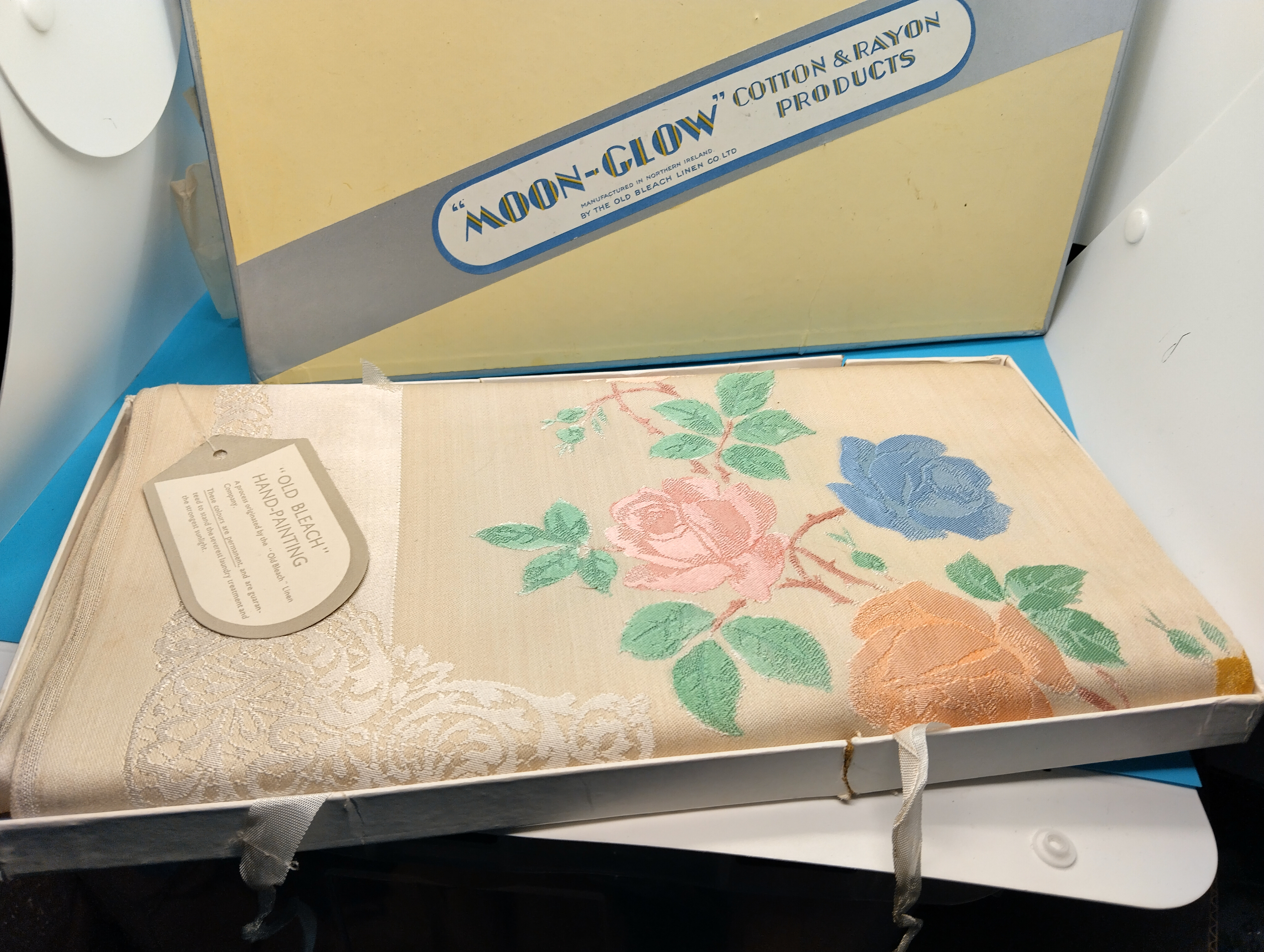 BOXED SET OF VINTAGE IRISH LINNEN