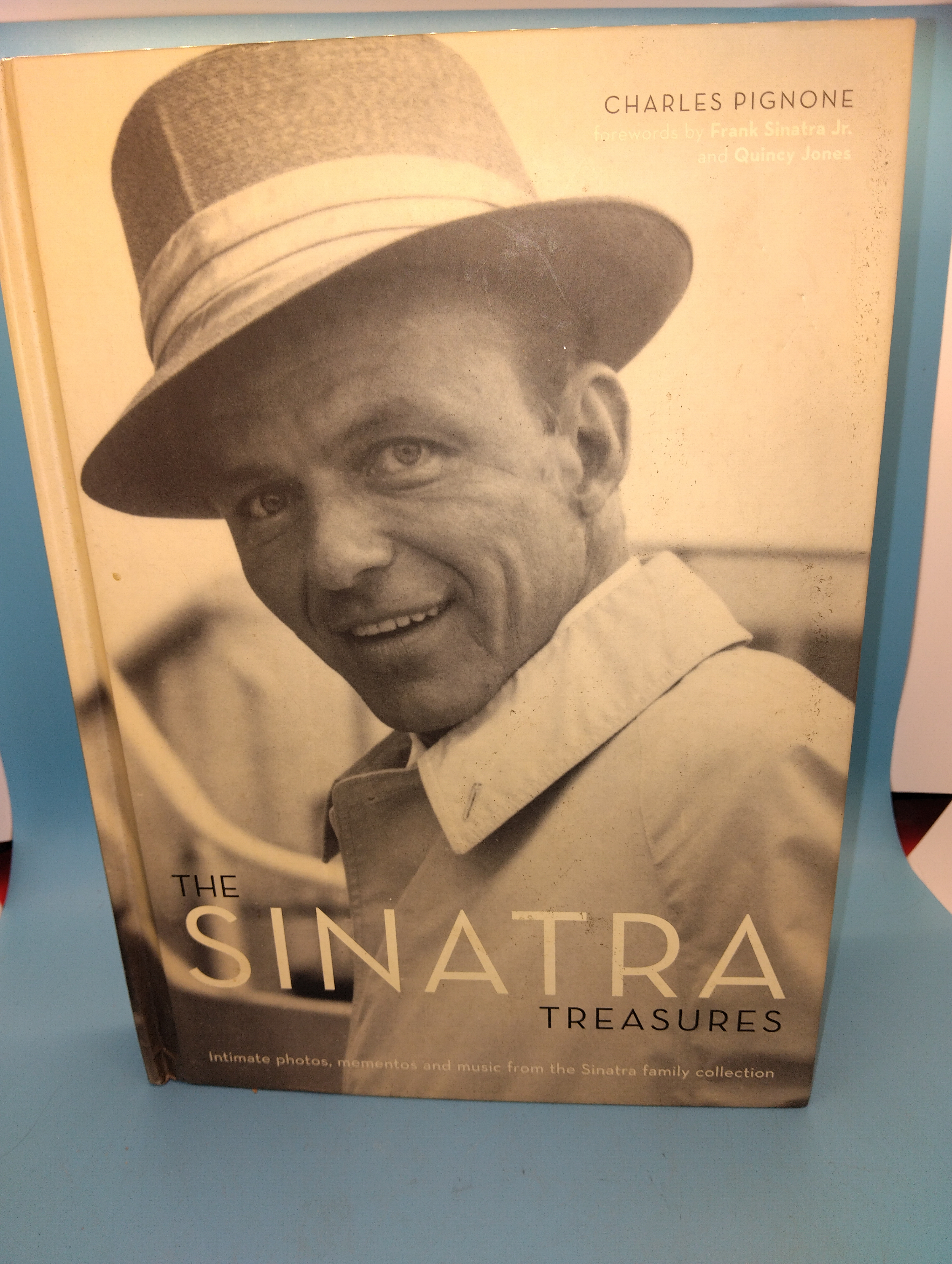 VERY GOOD BOOK THE SINATRA TREASURES INCLUDING CD