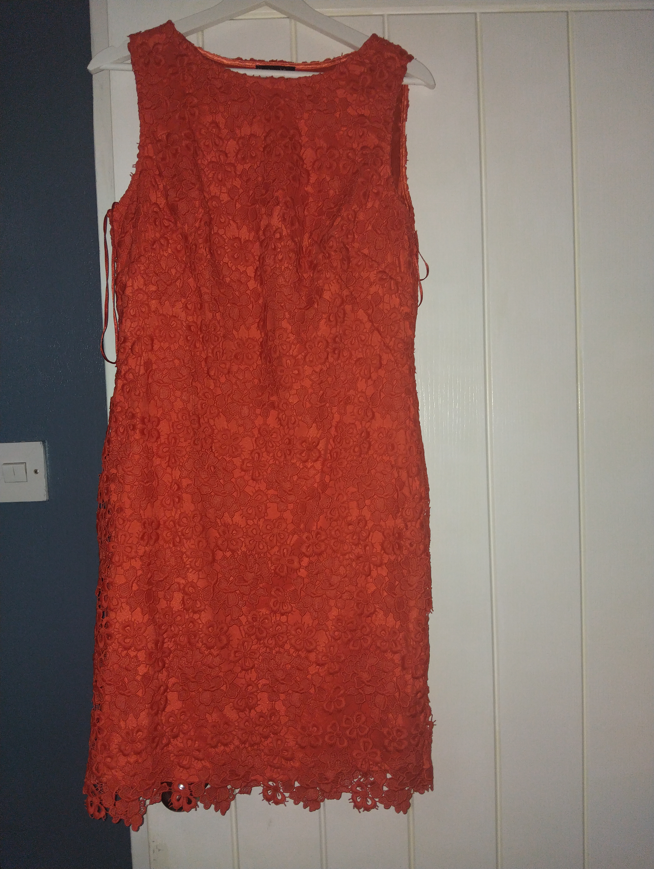 Lovely Myleene Klass red dress in size 14, perfect for an occasion.
Only worn twice, so it's in excellent condition and looks great.
Comes from a pet-free home, no marks or damage visible.
The intricate lace detail makes it quite eye-catching