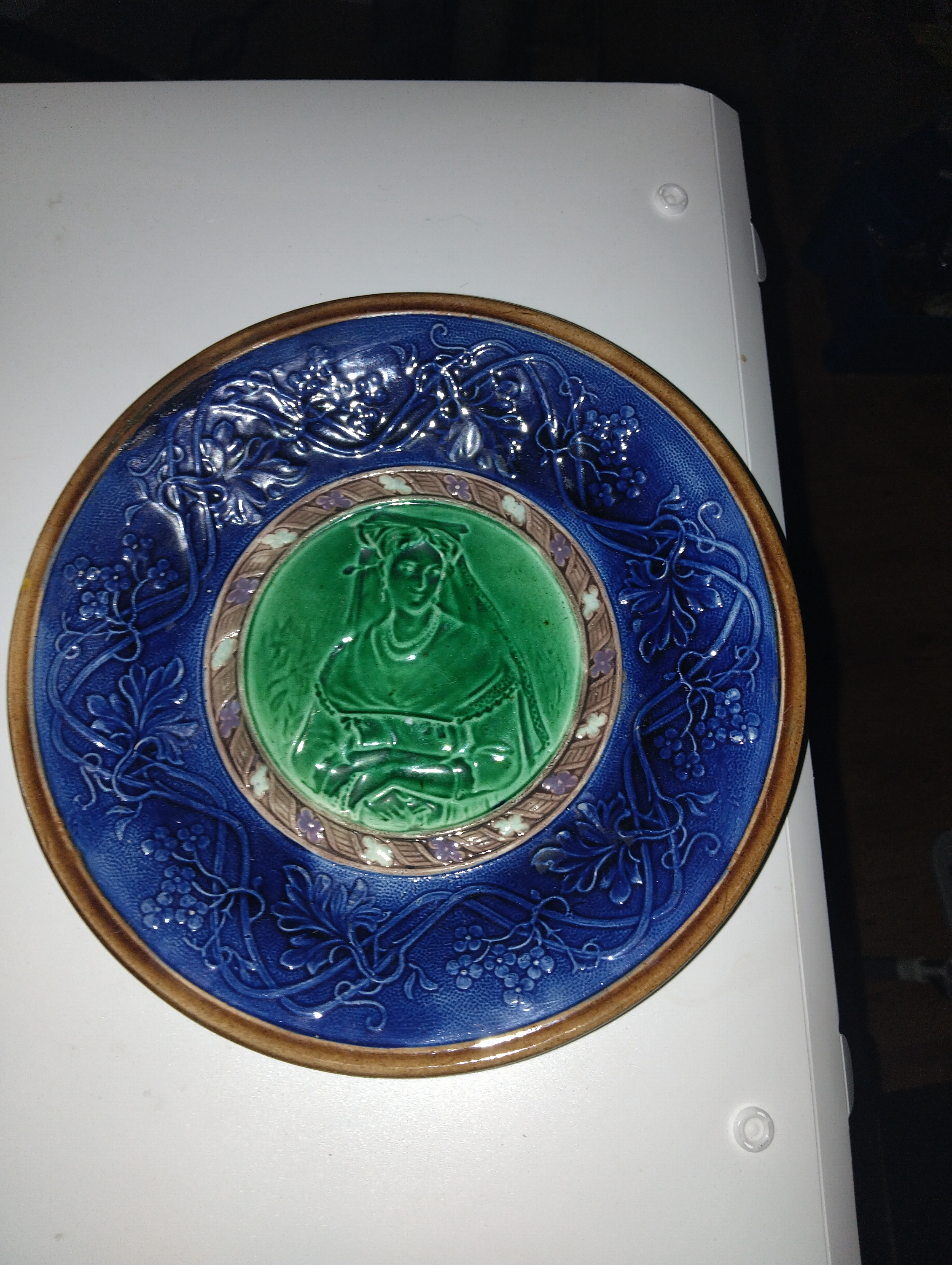 VERY NICE 19TH CENTURY J.ROTH MAJOLICA PLATE IN LOVELY CONDITION