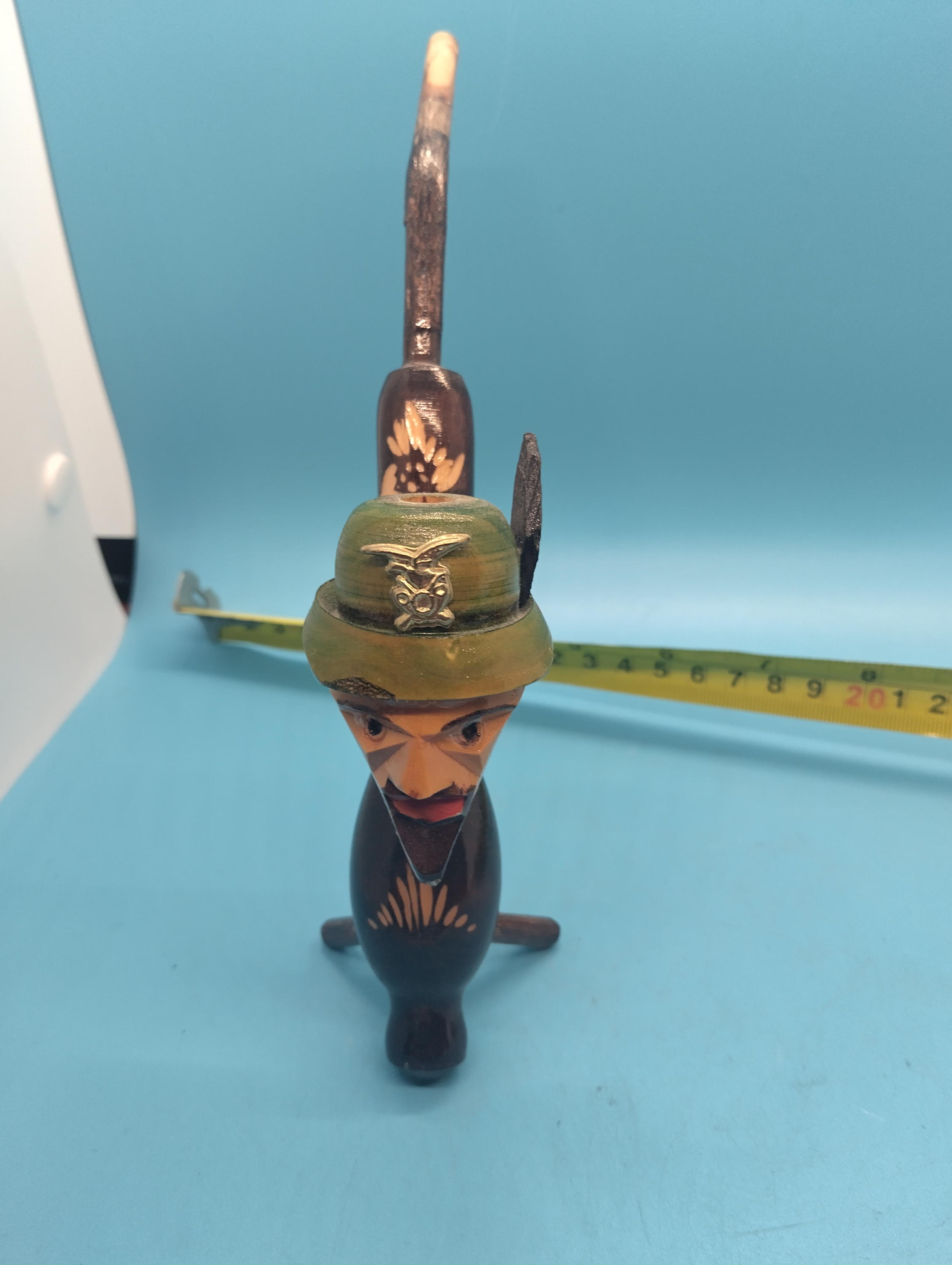 VINTAGE HAND-CARVED TYROLEAN STYLE NOVELTY WOODEN SMOKING PIPE WITH GREEN ALPINE HAT
