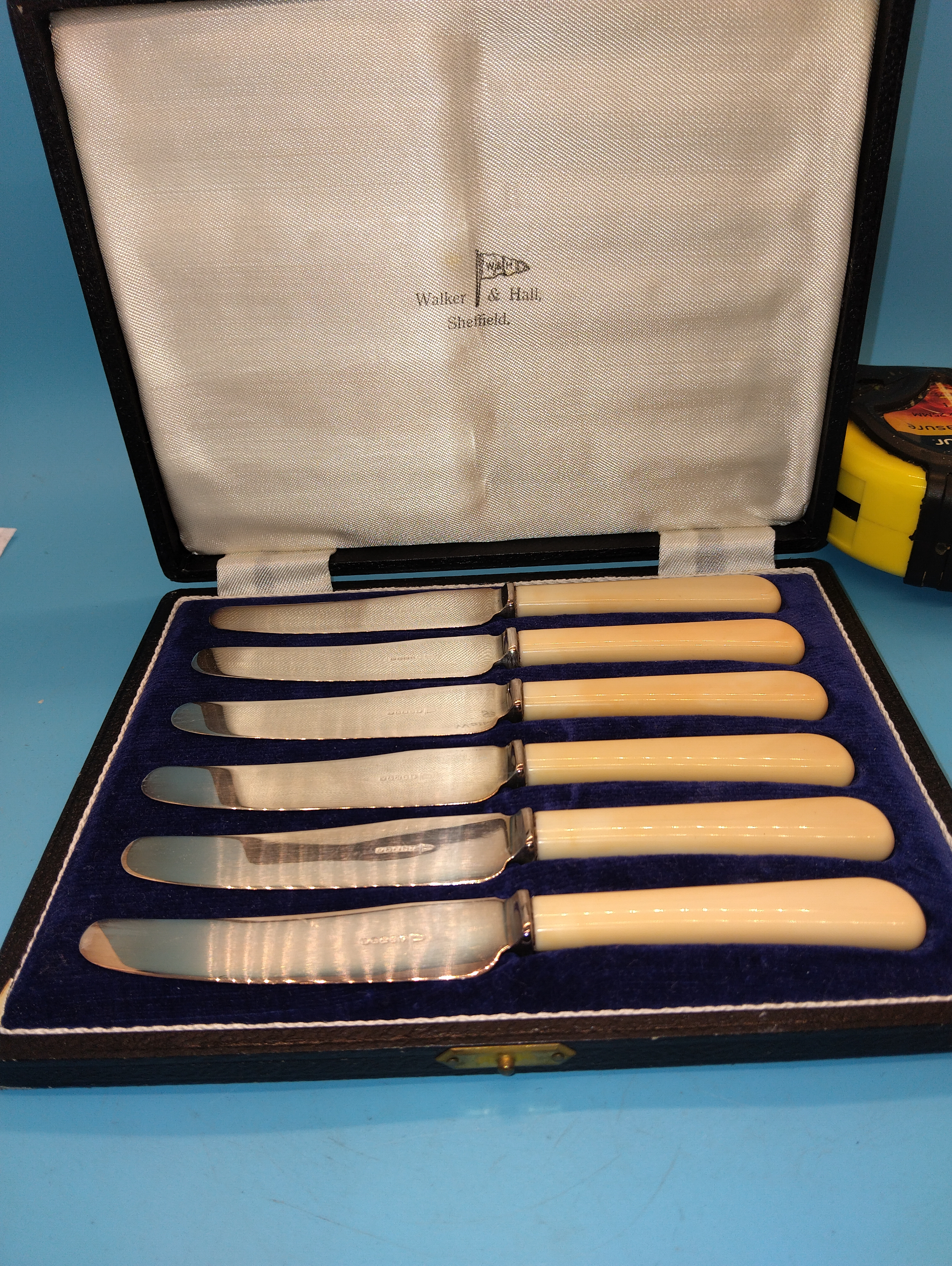 NICE CASED SET OF WALKER AND HALL AFTERNOON TEA KNIVES