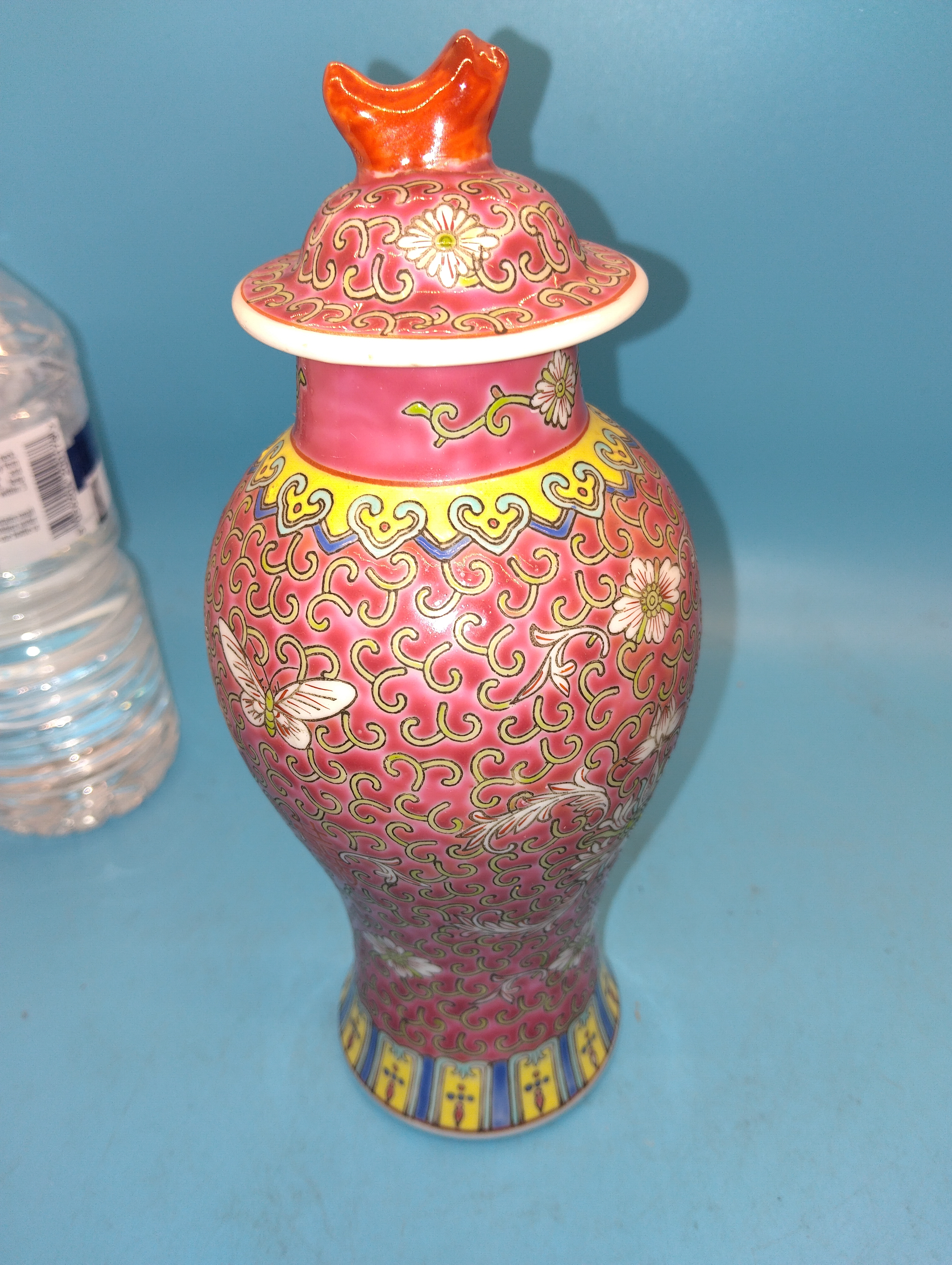 VERY NICE TALL ORIENTAL VASE AND COVER DECORATED WITH BUTTERFLIES AND FOLIAGE STAMPED TO BASE