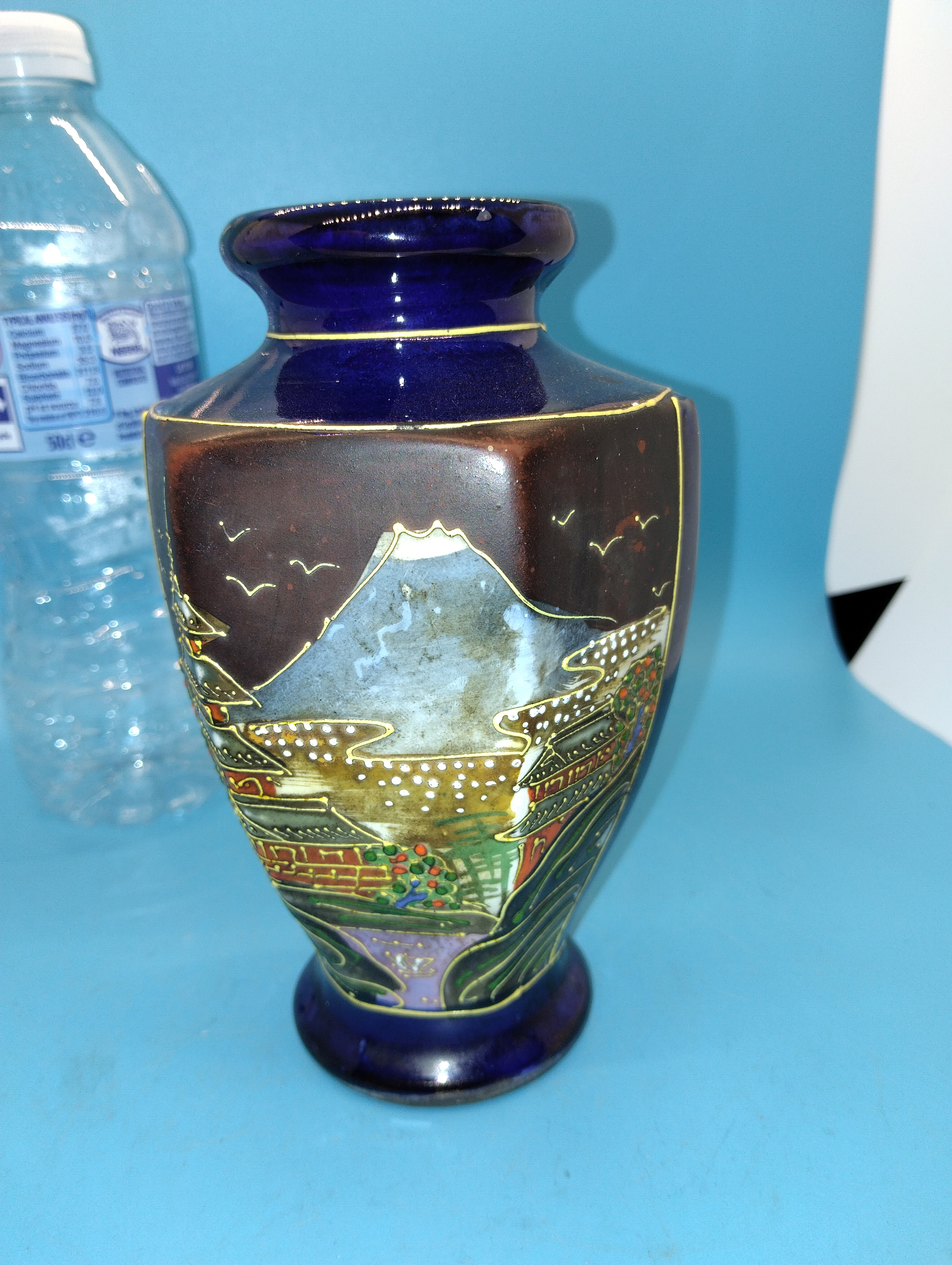 LOVELY 20th Century Japanese IMARI STYLE Vase, approx. 15cm