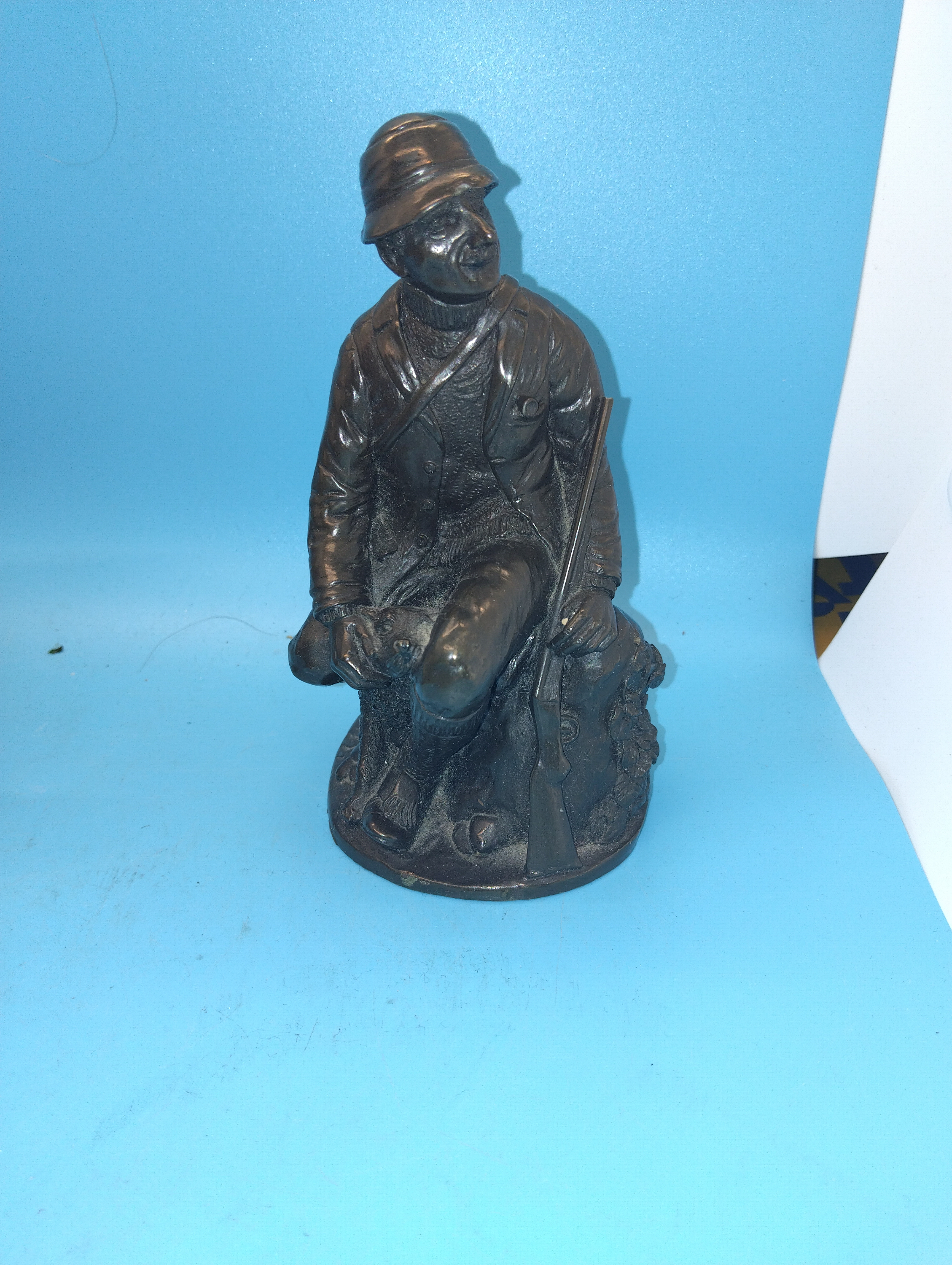 VERY NICE HUNTING GENTLEMAN RESTING FIGURE