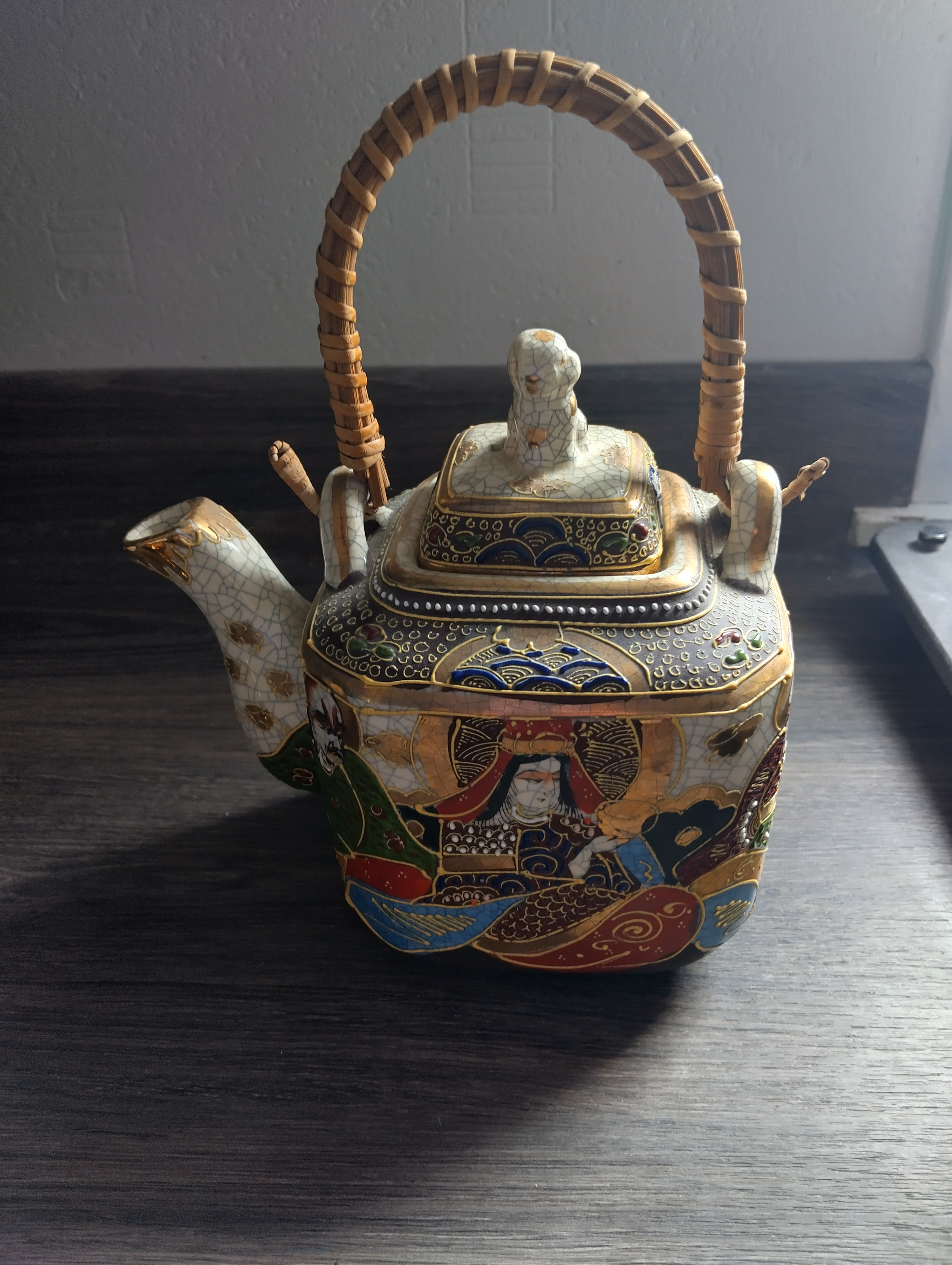 VERY NICE 1940/50s JAPANESE SAMURAI CRACKLE GLAZE STYLE TEA POT WITH FOO DOG ON LID AND BAMBOO HANDLE