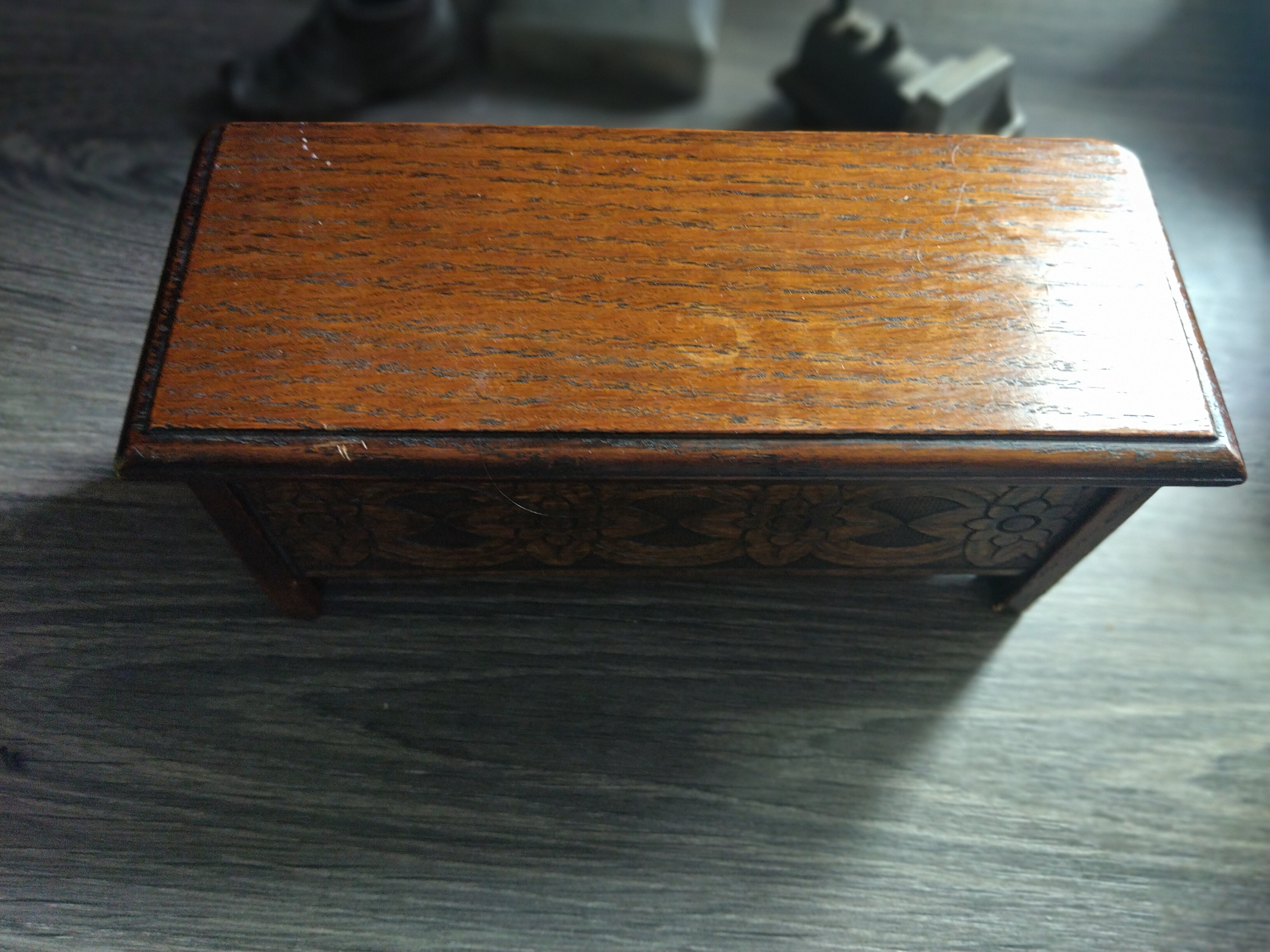 NICE HINGED CARVED WOODEN MUSICAL BOX WORKING ORDER