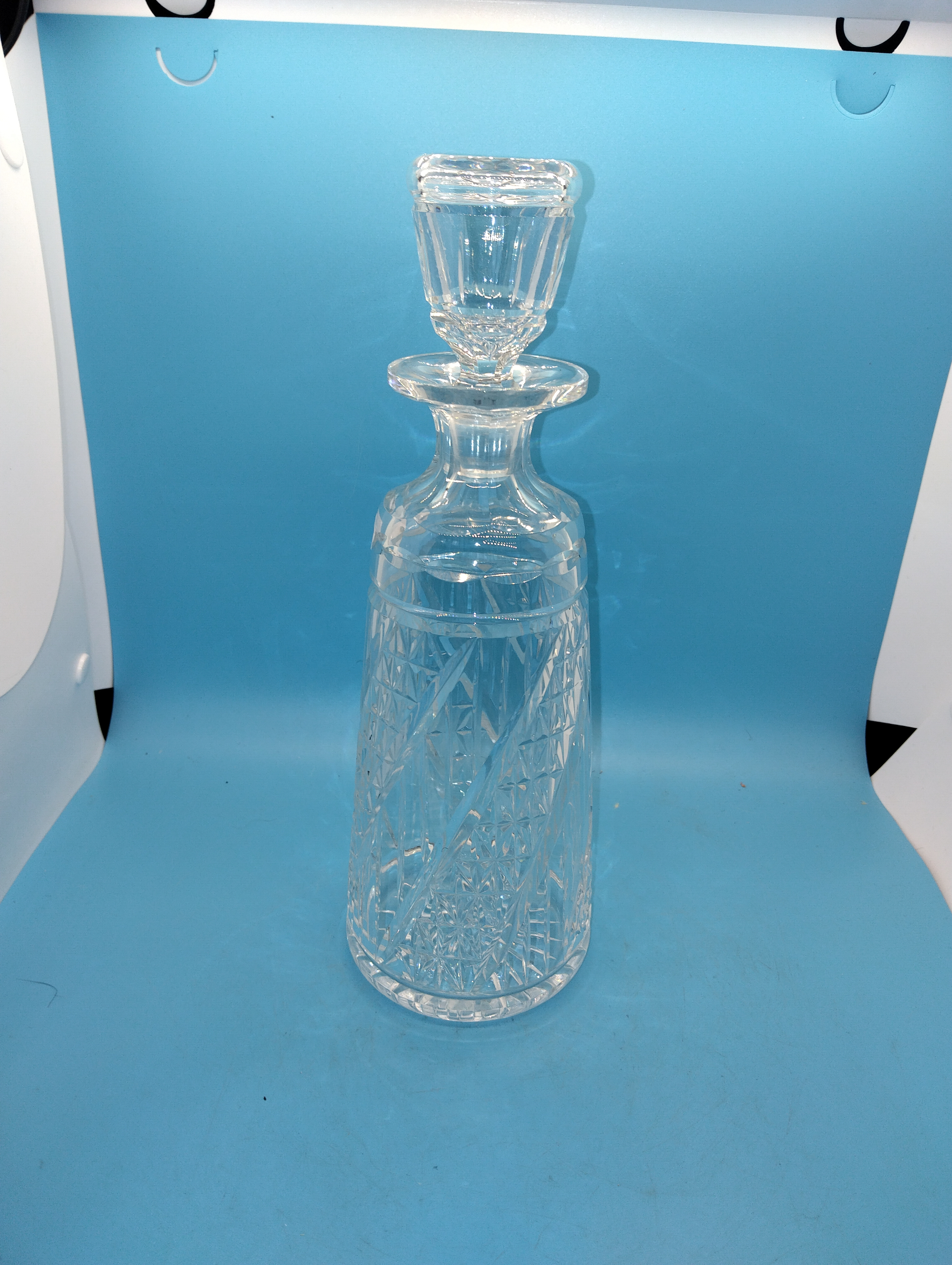 VERY NICE SLIM DESIGNED GLASS DECANTER
