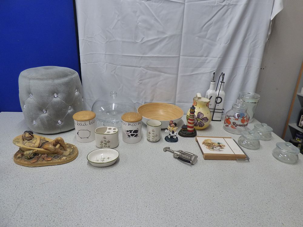 Lot 187: A Collection of Decorative and Household Items