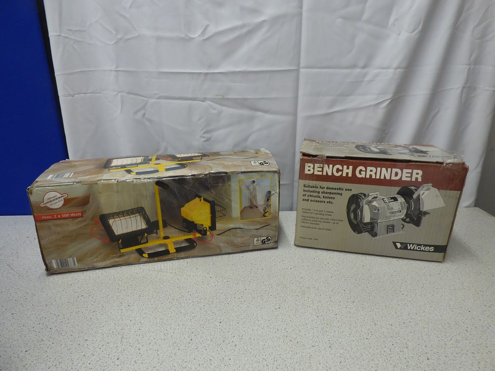 Lot 189: A Wickes Bench Grinder and Site Lights