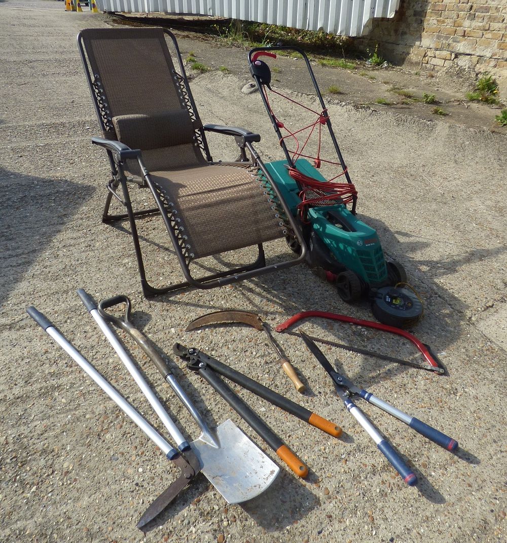 Lot 192: A Collection of Garden Equipment and Tools